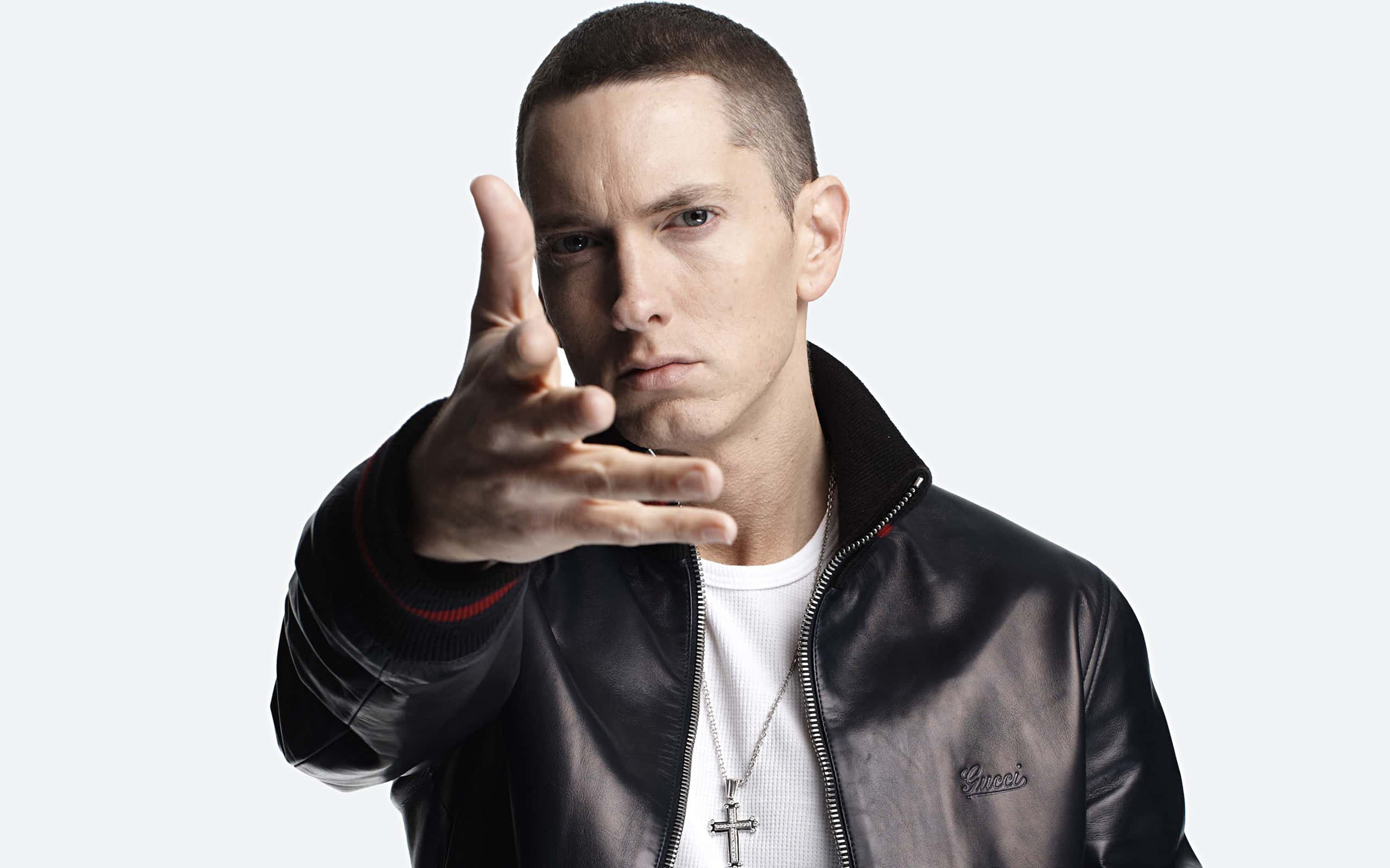 Rapper Pc 桌布 壁紙 — Eminem 在純淺灰色背景前，將手向前伸出，強烈凝視鏡頭。