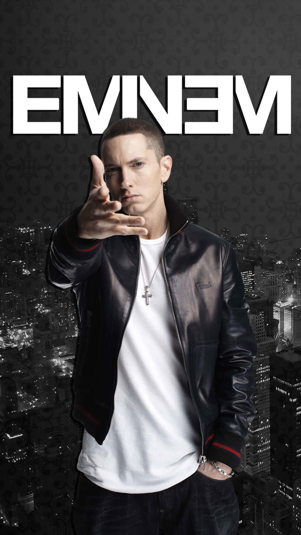 阿姆 桌布 壁紙 — Eminem 在黑暗的城市背景下，以強烈的姿態向前指，他的名字以粗體白色字母呈現。