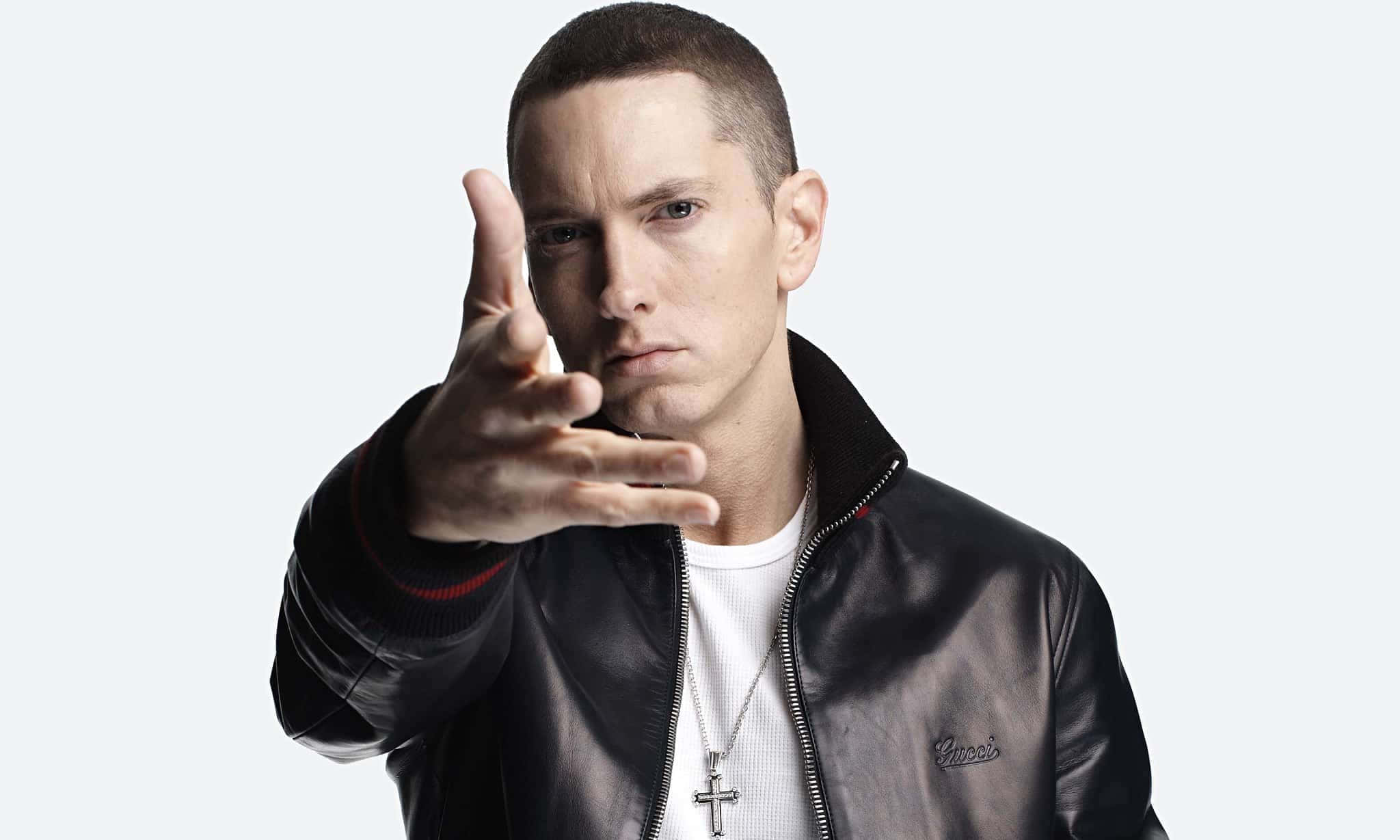 阿姆 桌布 壁紙 — Eminem 將手向前伸出，在純淺灰色背景下強烈凝視鏡頭。