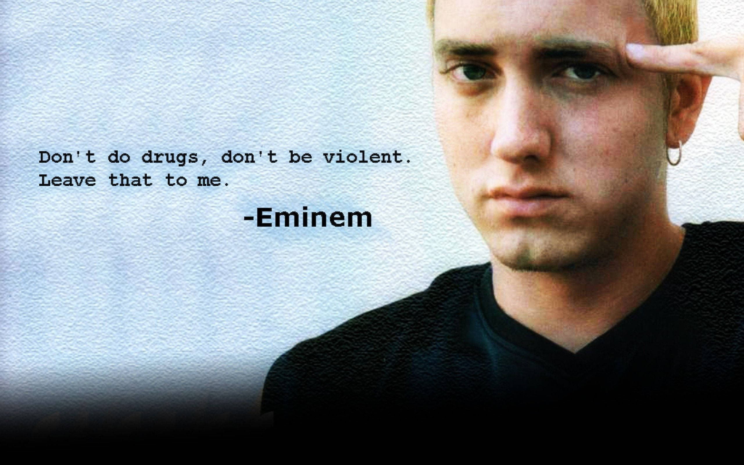阿姆 桌布 壁紙 — Eminem 將手指放在太陽穴，在帶有紋理的淺藍色背景上，展示他關於毒品和暴力的名言，眼神強烈。