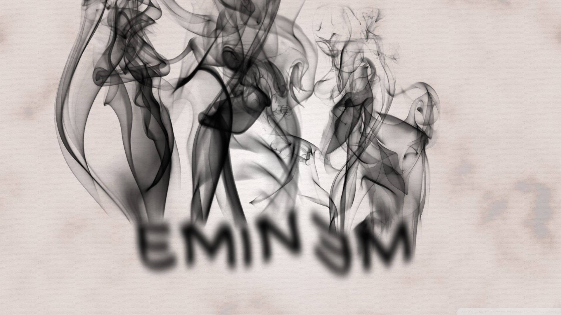 阿姆 桌布 壁紙 — Eminem 的名字從旋轉的黑煙中浮現，背景為有紋理的米色。