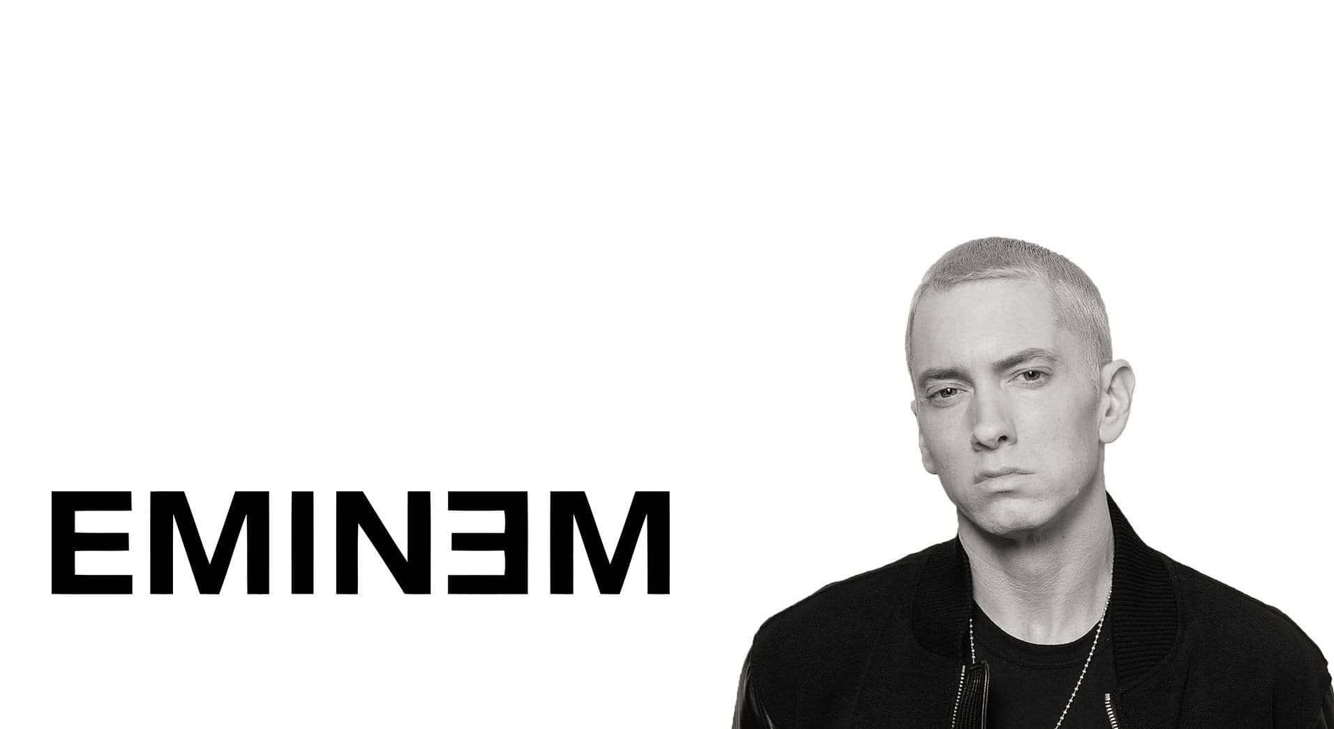 阿姆 桌布 壁紙 — Eminem 的黑白肖像，表情嚴肅，背景為純白色，他的名字以粗體文字顯示。