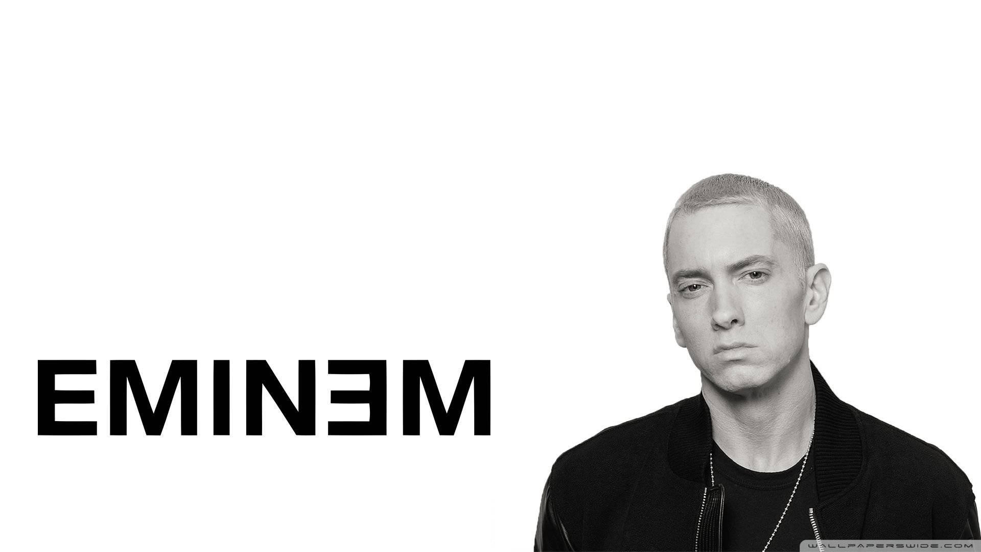 阿姆 桌布 壁紙 — Eminem 的黑白肖像，表情嚴肅，背景為純白色，他的名字以粗體文字顯示。