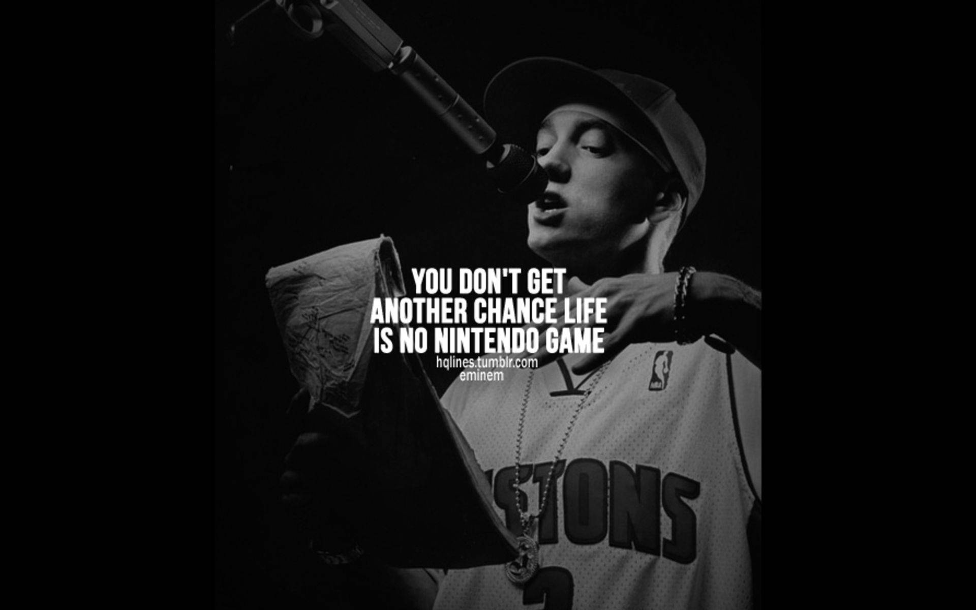 阿姆 桌布 壁紙 — Eminem 穿著活塞隊球衣對著麥克風說唱的黑白肖像，帶有引文疊加。