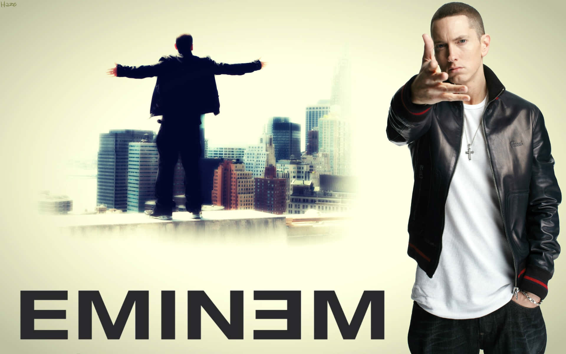 阿姆 桌布 壁紙 — Eminem 自信地穿著皮夾克站立，而他張開雙臂的剪影聳立在模糊的城市景觀之上。