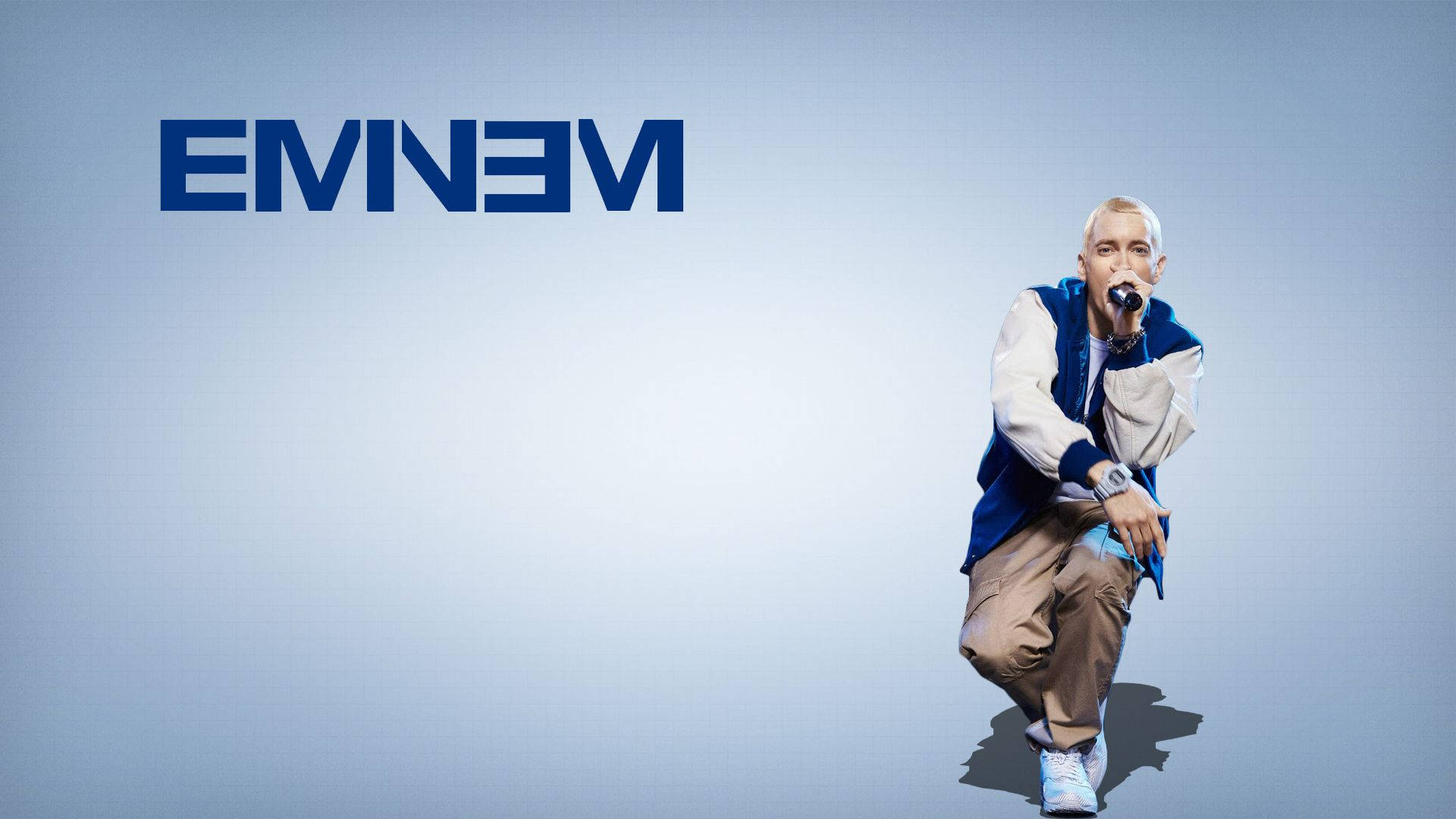 阿姆 桌布 壁紙 — Eminem 蹲下拿著麥克風，背景是純淺藍色，他的名字以粗體藍色字母顯示。