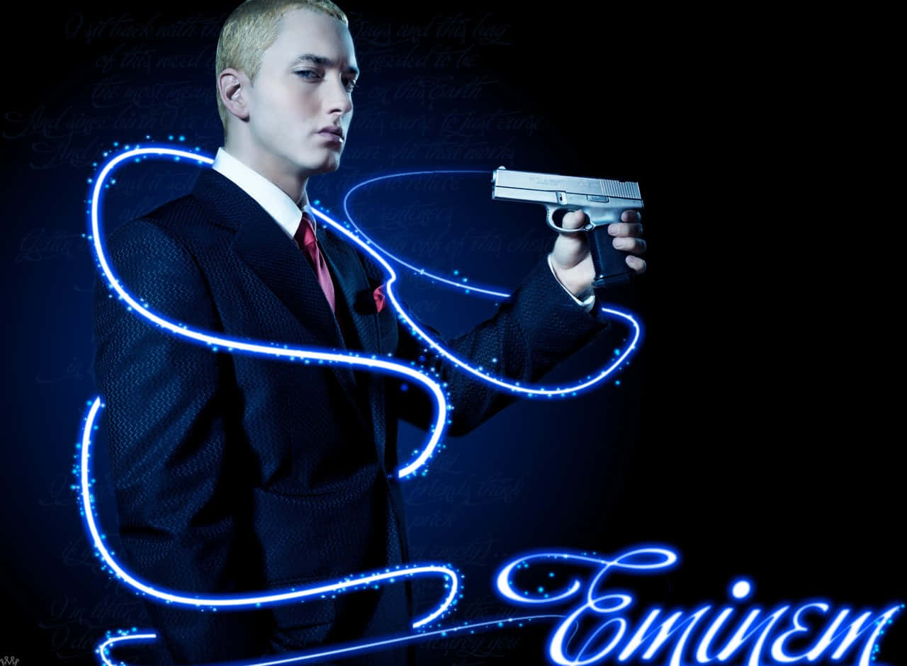 阿姆 桌布 壁紙 — Eminem 身穿深色西裝，手持銀色手槍，發光的藍色霓虹線條在黑色背景上形成他的名字。