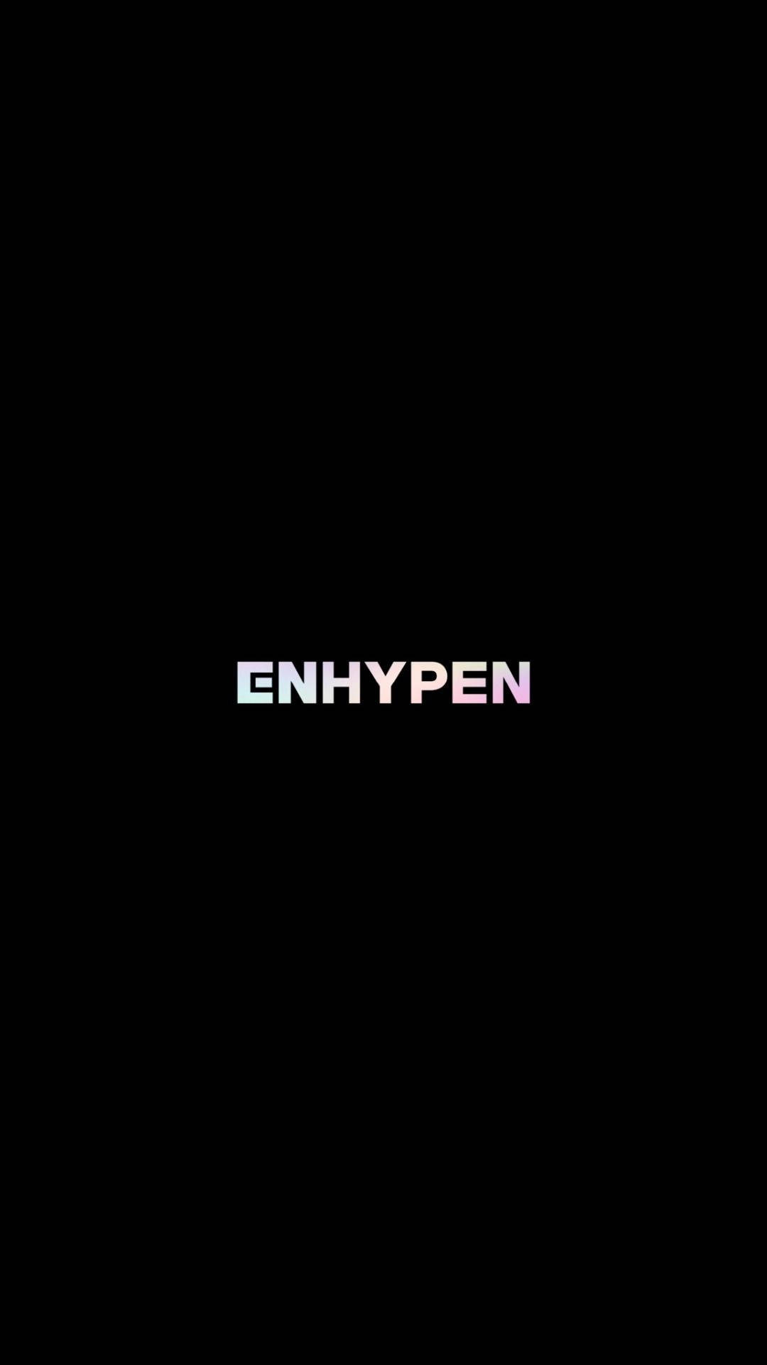 Enhypen Aesthetic 桌布 壁紙 — ENHYPEN 這個詞在純黑色背景上以微妙的漸層發光。