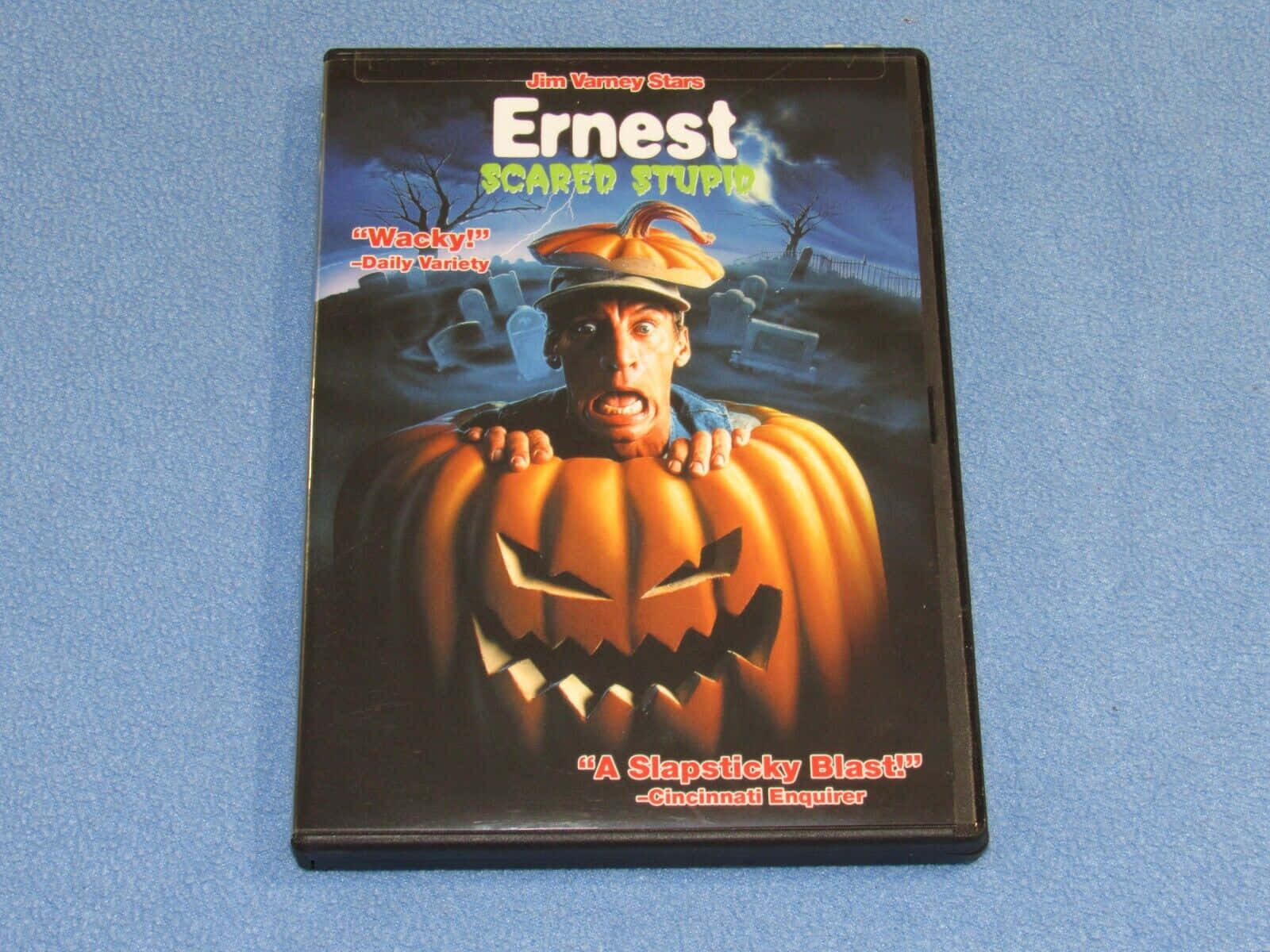 Stupid 桌布 壁紙 — 《Ernest Scared Stupid》的DVD封面顯示Jim Varney穿著南瓜服裝，背景是陰森的墓地。