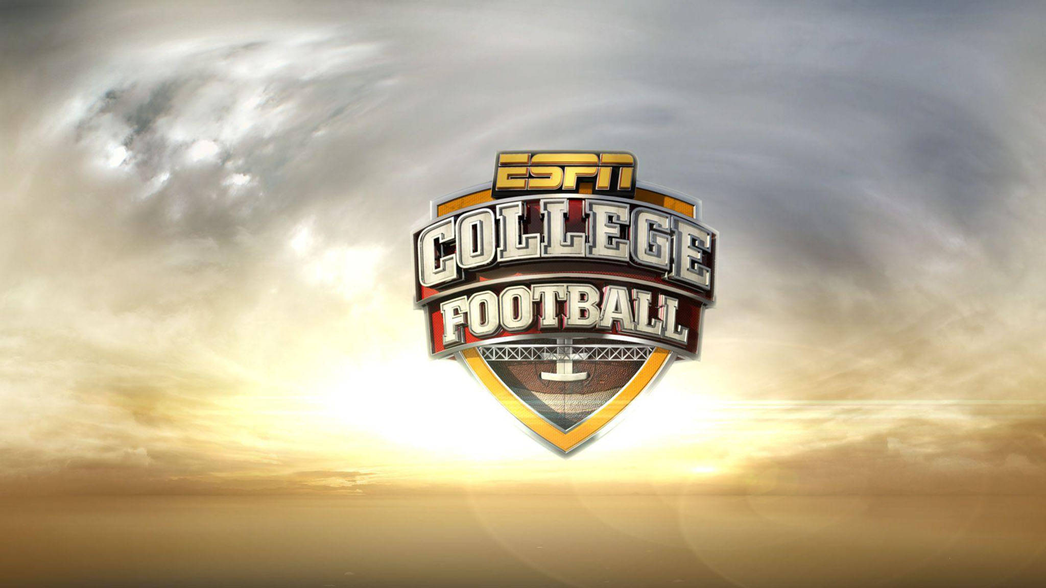 Espn 桌布 壁紙 — ESPN大學美式足球標誌在戲劇性的金色日落天空和旋轉的雲層中發光。