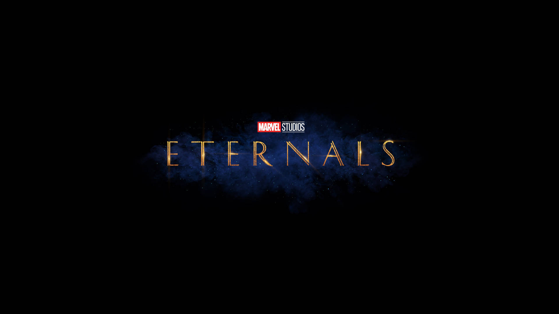 Eternals 桌布 壁紙 — 「Eternals」一詞以金色字母在黑暗宇宙背景中發光，背景有藍色星雲，上方有Marvel Studios標誌。