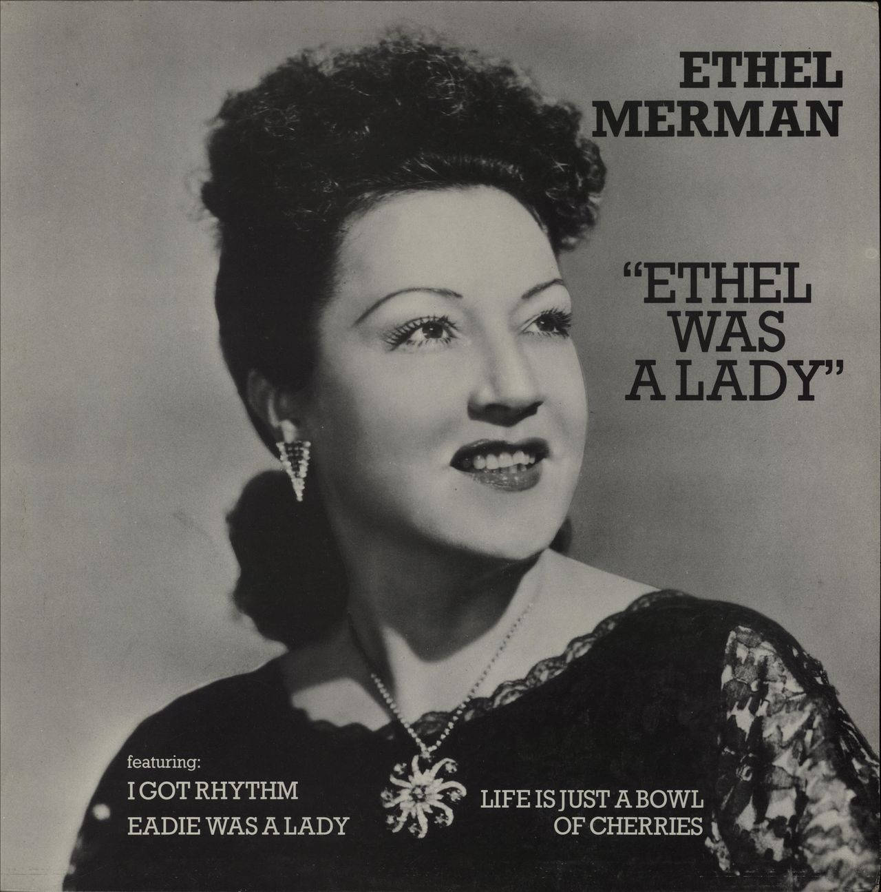 復古 桌布 壁紙 — Ethel Merman 自信微笑的復古黑白肖像，身穿蕾絲邊連衣裙，帶有粗體文字疊加。
