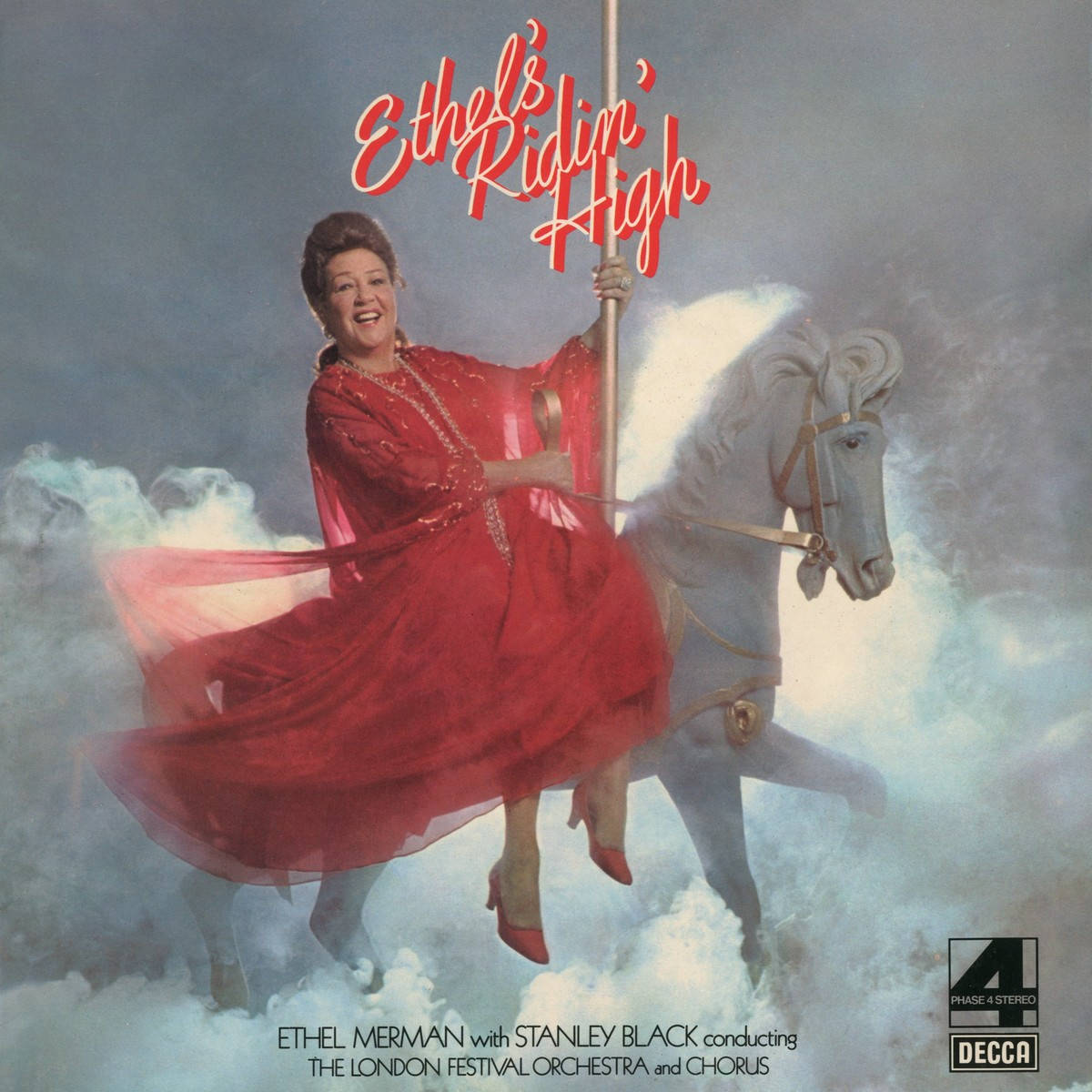復古 桌布 壁紙 — Ethel Merman 身穿飄逸紅裙，騎著白馬穿過雲層，出現在復古專輯封面上。