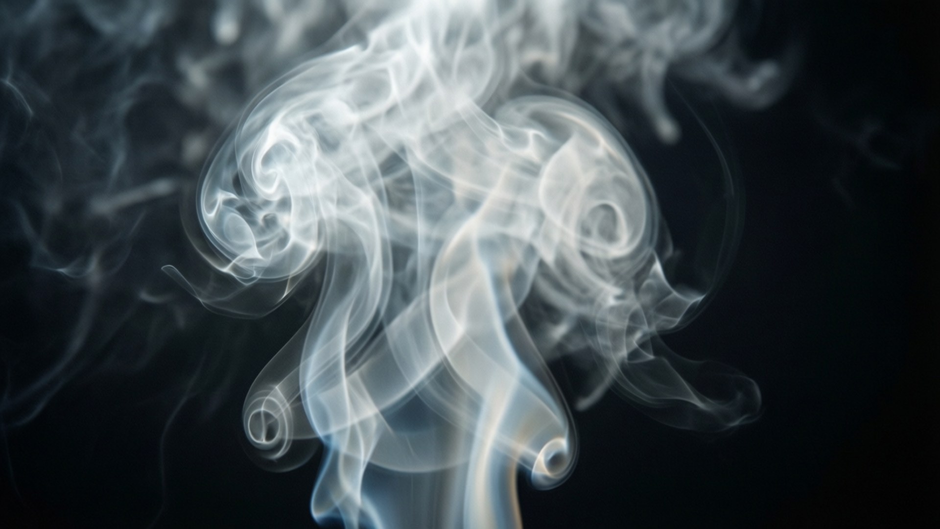 桌布 壁紙 — 在深黑色背景上，縷縷白色的煙霧優雅地旋轉，創造出迷人的抽象動感。