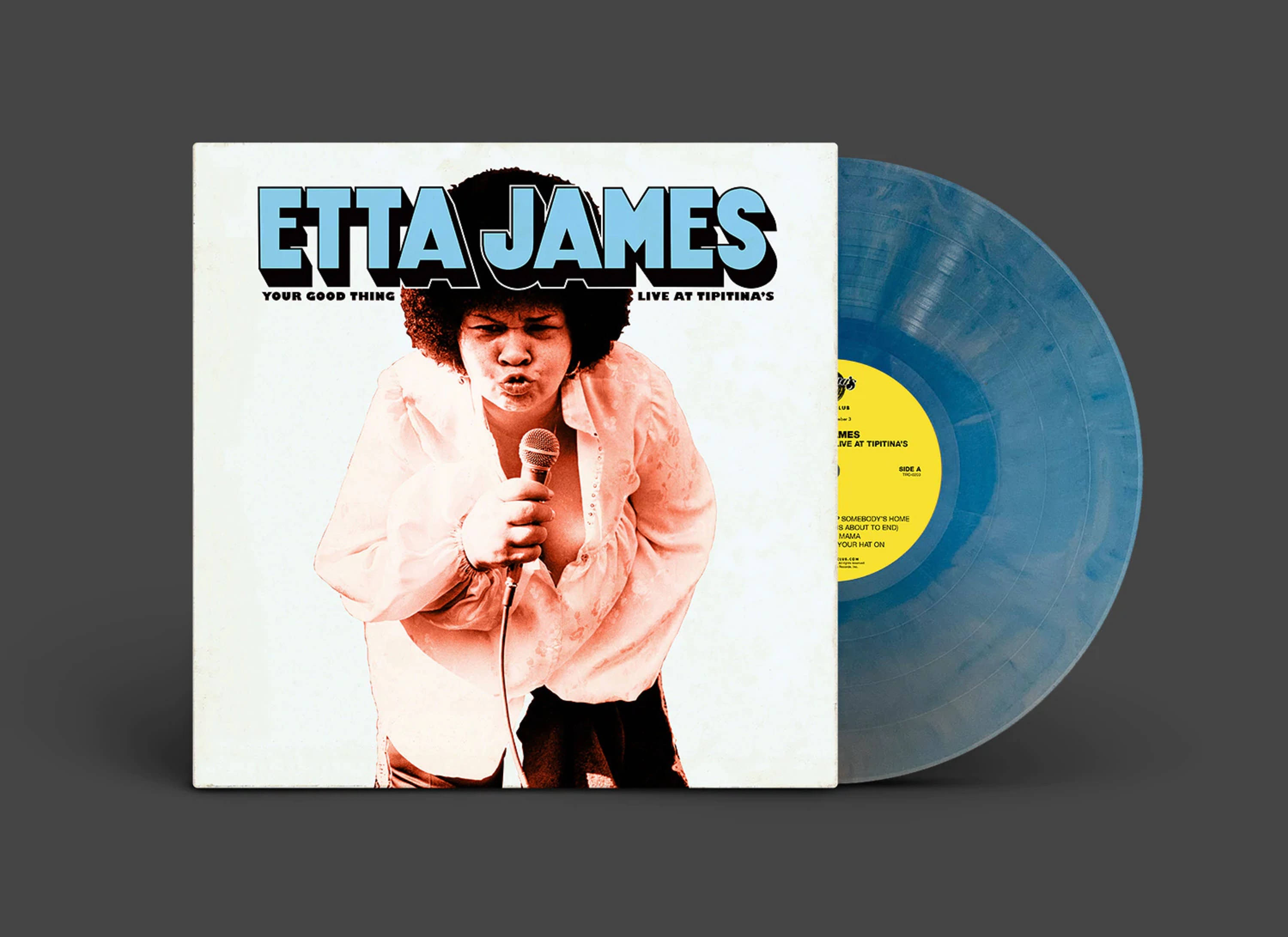 poster 桌布 壁紙 — Etta James 在復古專輯封面上熱情地對著麥克風唱歌，旁邊有一張半透明的藍色黑膠唱片。