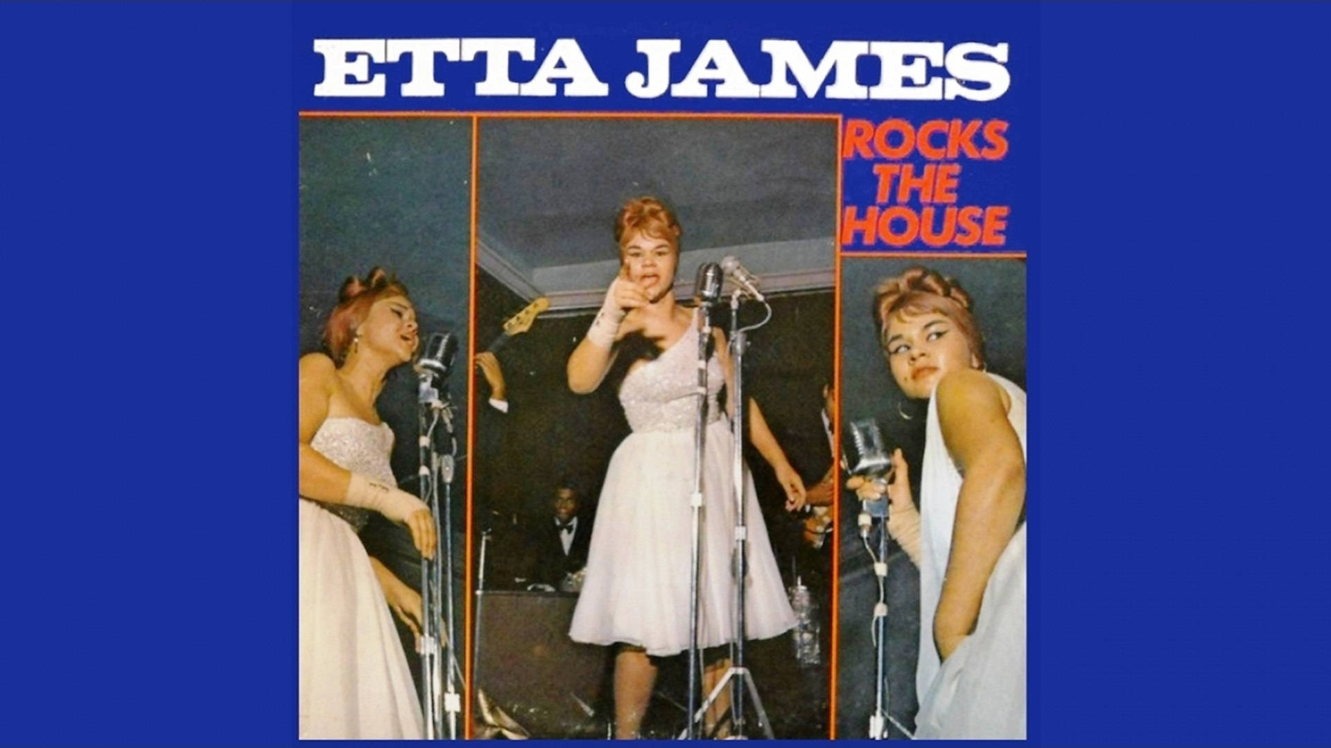 poster 桌布 壁紙 — Etta James 身穿白色連衣裙，在明亮的燈光下與樂隊在舞台上激情演出。