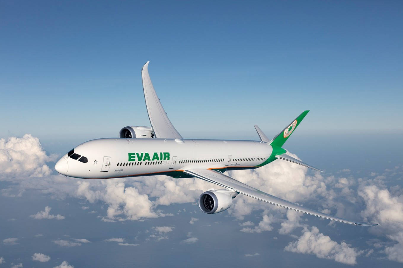 transportation 桌布 壁紙 — EVA AIR 飛機在清澈的藍天下優雅地翱翔於蓬鬆的白雲之上。