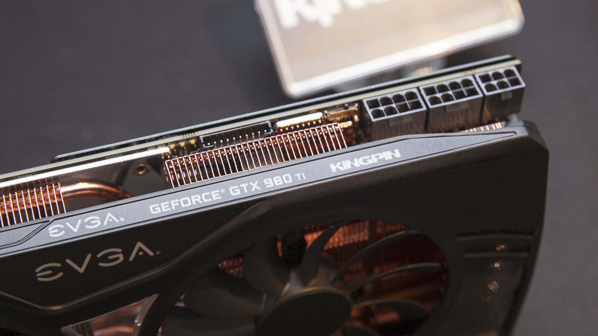 4K Graphics Cards 桌布 壁紙 — EVGA GeForce GTX 980 Ti Kingpin 顯示卡的近距離特寫，顯示銅質熱管和風扇細節。