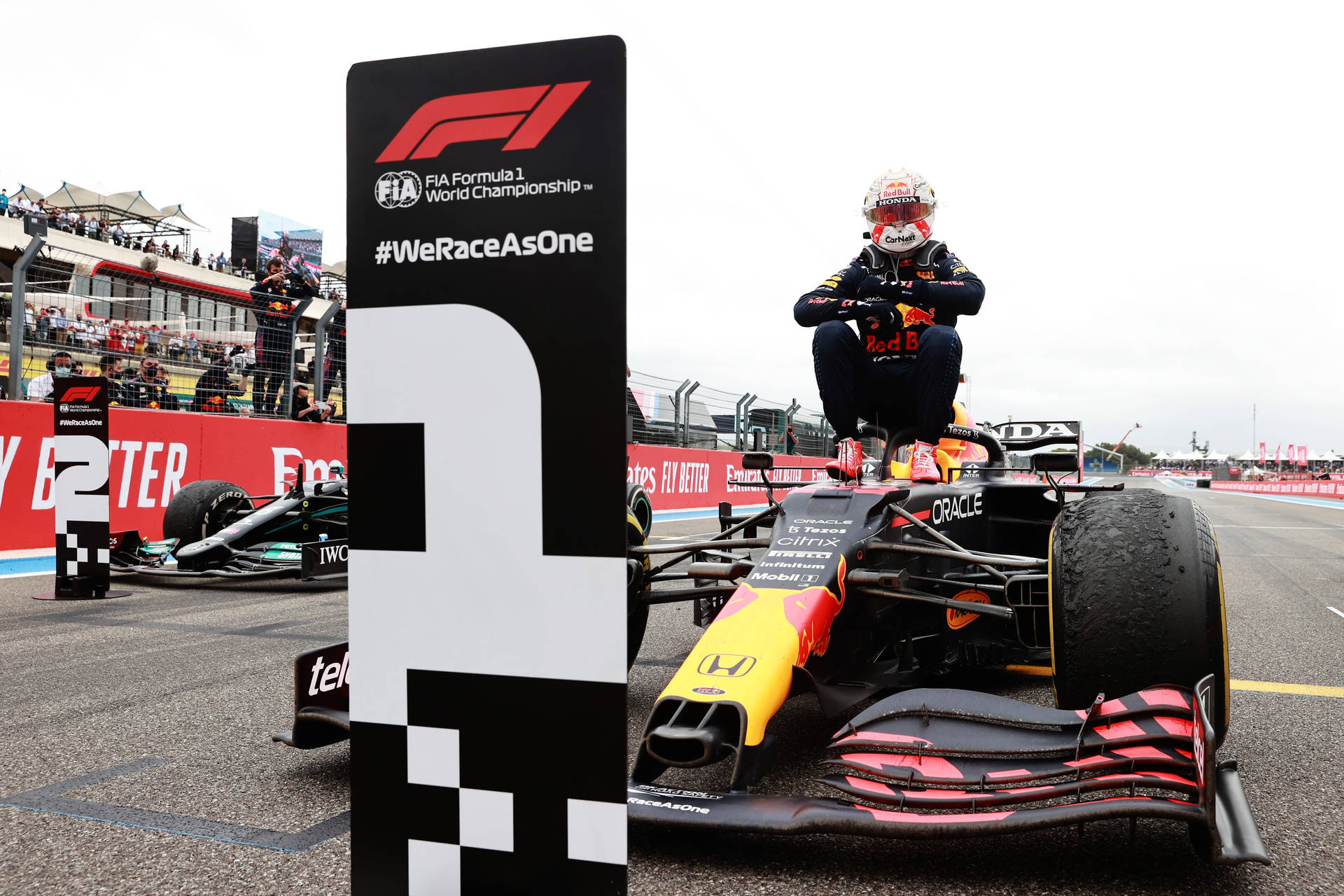 F1車手在終點線上的賽車頂部慶祝勝利。 — F1 壁紙