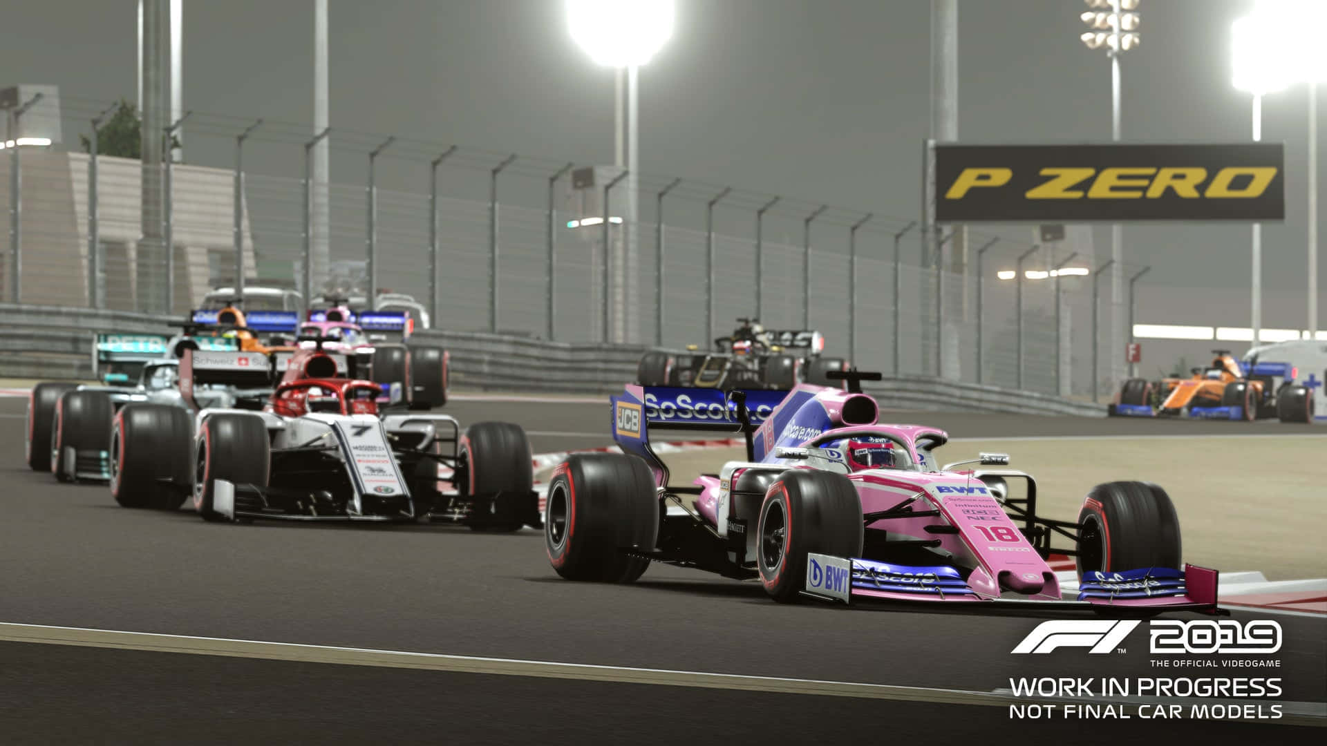 Formula One 桌布 壁紙 — F1 賽車在明亮的體育場燈光下，在昏暗的夜間賽道上飛馳，可見「P ZERO」標誌。
