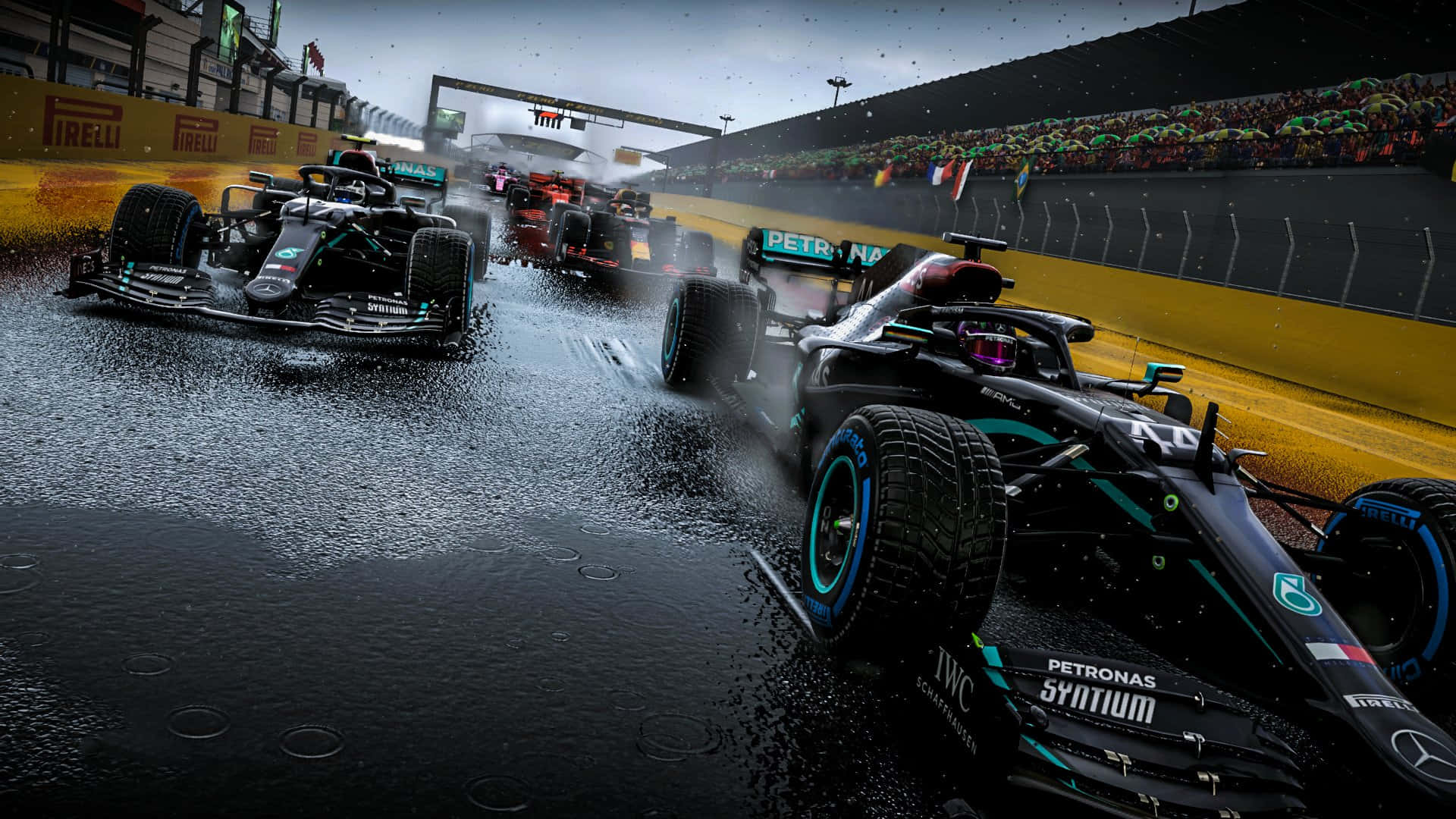 Formula One 桌布 壁紙 — F1 賽車在暴雨中於濕滑賽道上激戰，水花四濺，觀眾在看台上觀看。