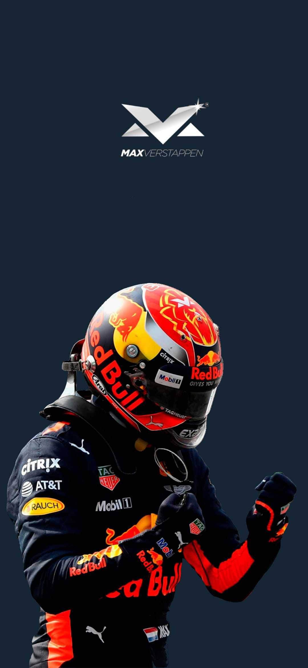 Red Bull 桌布 壁紙 — F1車手馬克斯·維斯塔潘身穿紅牛賽車服和頭盔，在深色背景下慶祝勝利。