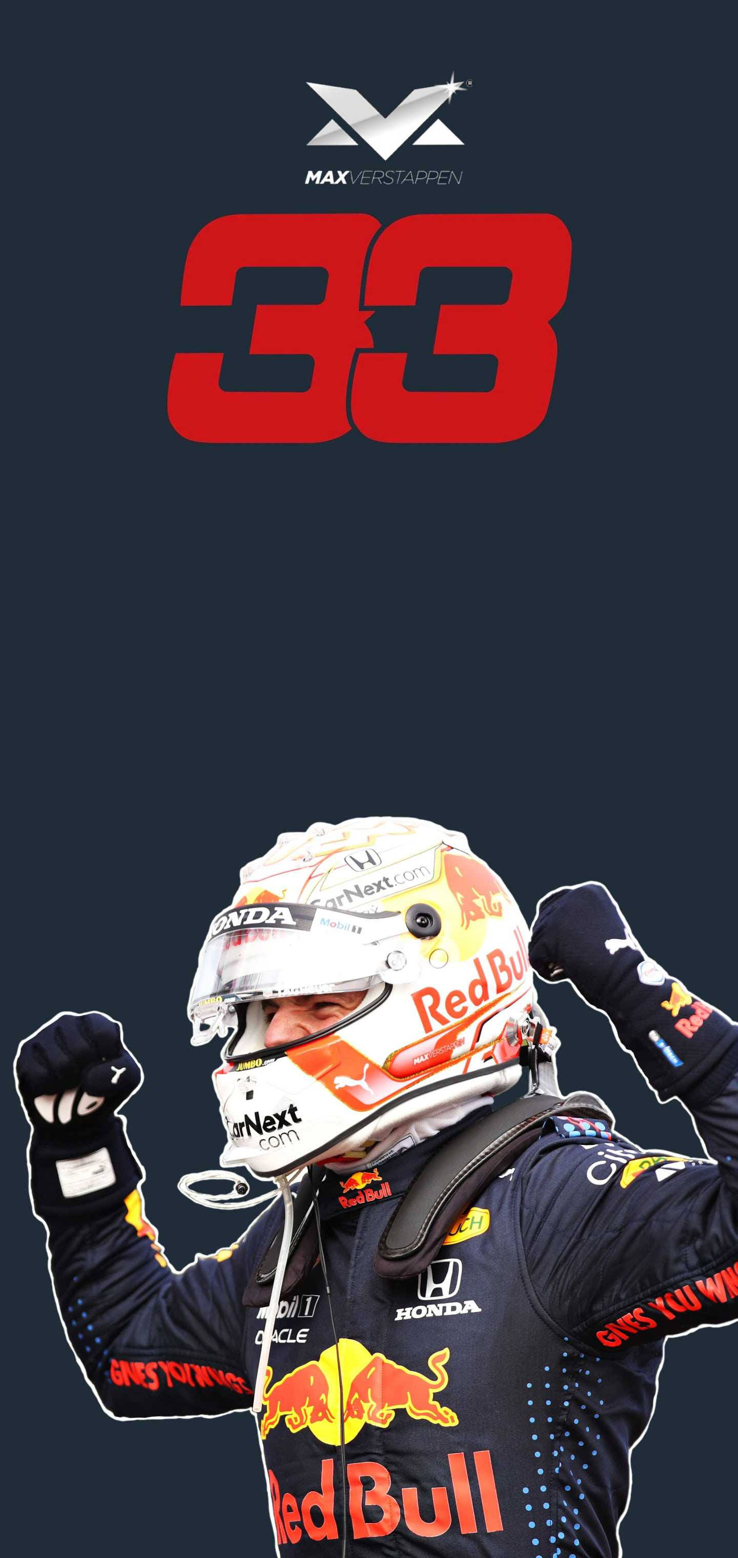 Red Bull 桌布 壁紙 — F1車手馬克斯·維斯塔潘身穿紅牛賽車服，在帶有他33號號碼的深色背景前舉起拳頭慶祝勝利。