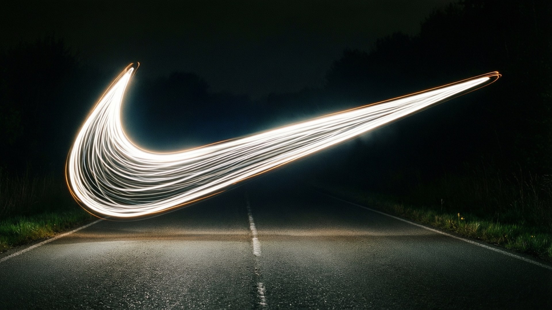 Light Trail Swoosh 壁紙 — 由光跡形成的發光白色Nike標誌在夜間延伸穿過黑暗的瀝青道路。