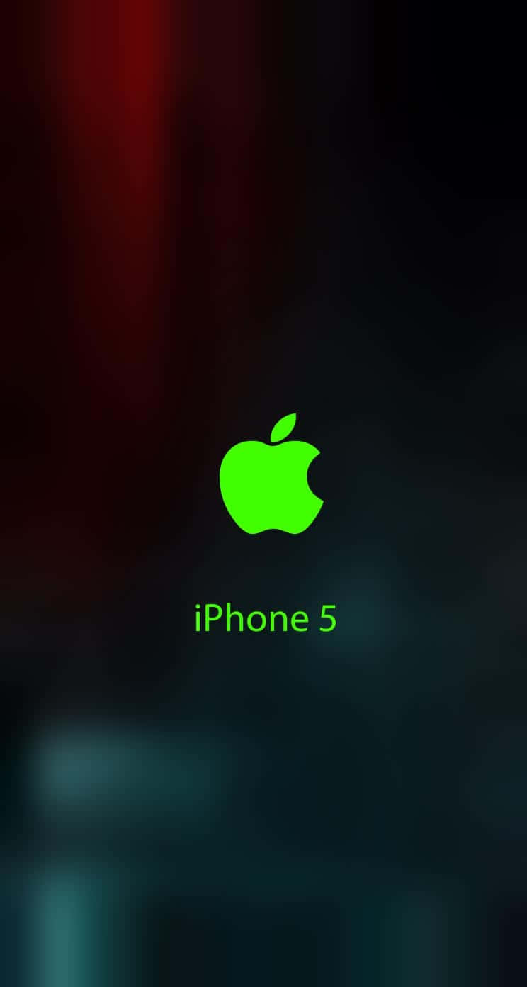  壁紙 — 發光的綠色Apple標誌和iPhone 5文字居中顯示在帶有紅色和藍綠色散景燈光的暗色模糊背景上。