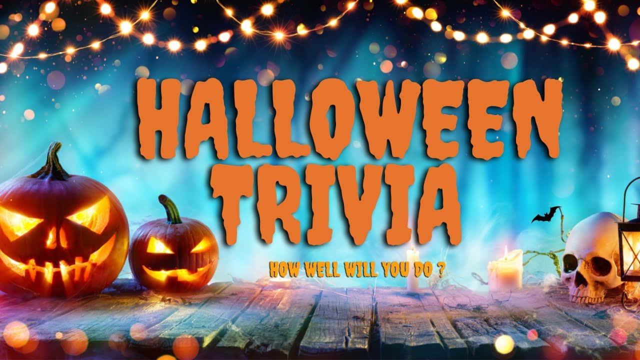  壁紙 — 發光的南瓜燈和一個頭骨放在木桌上，上方有串燈和 'Halloween Trivia' 文字。