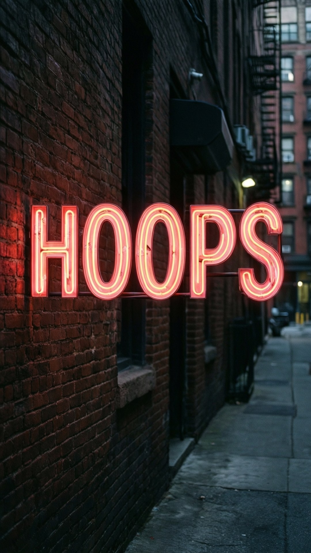 Neon Hoops 壁紙 — 一個發光的紅色霓虹燈牌，拼寫著 HOOPS，照亮了夜晚黑暗的磚砌小巷。