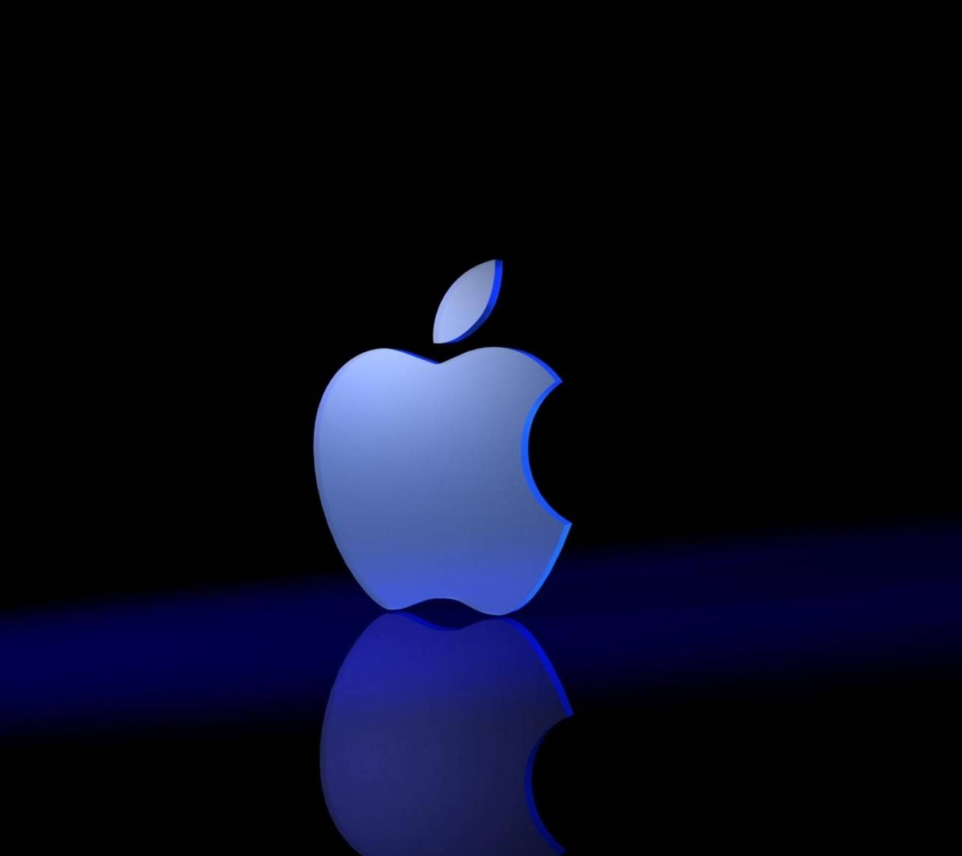 在黑暗表面上反射的發光藍色Apple標誌。 — 3D 壁紙
