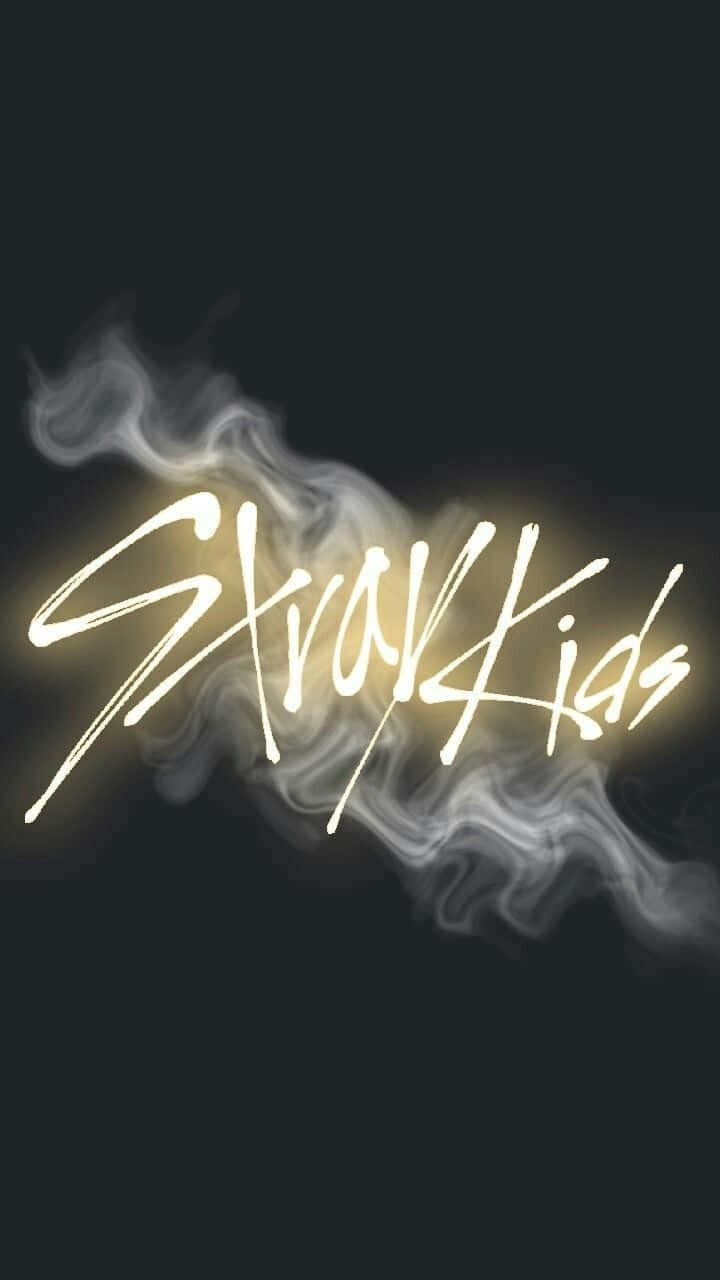  壁紙 — 發光霓虹風格文字 'Stray Kids' 從黑暗背景中的旋轉煙霧中浮現。
