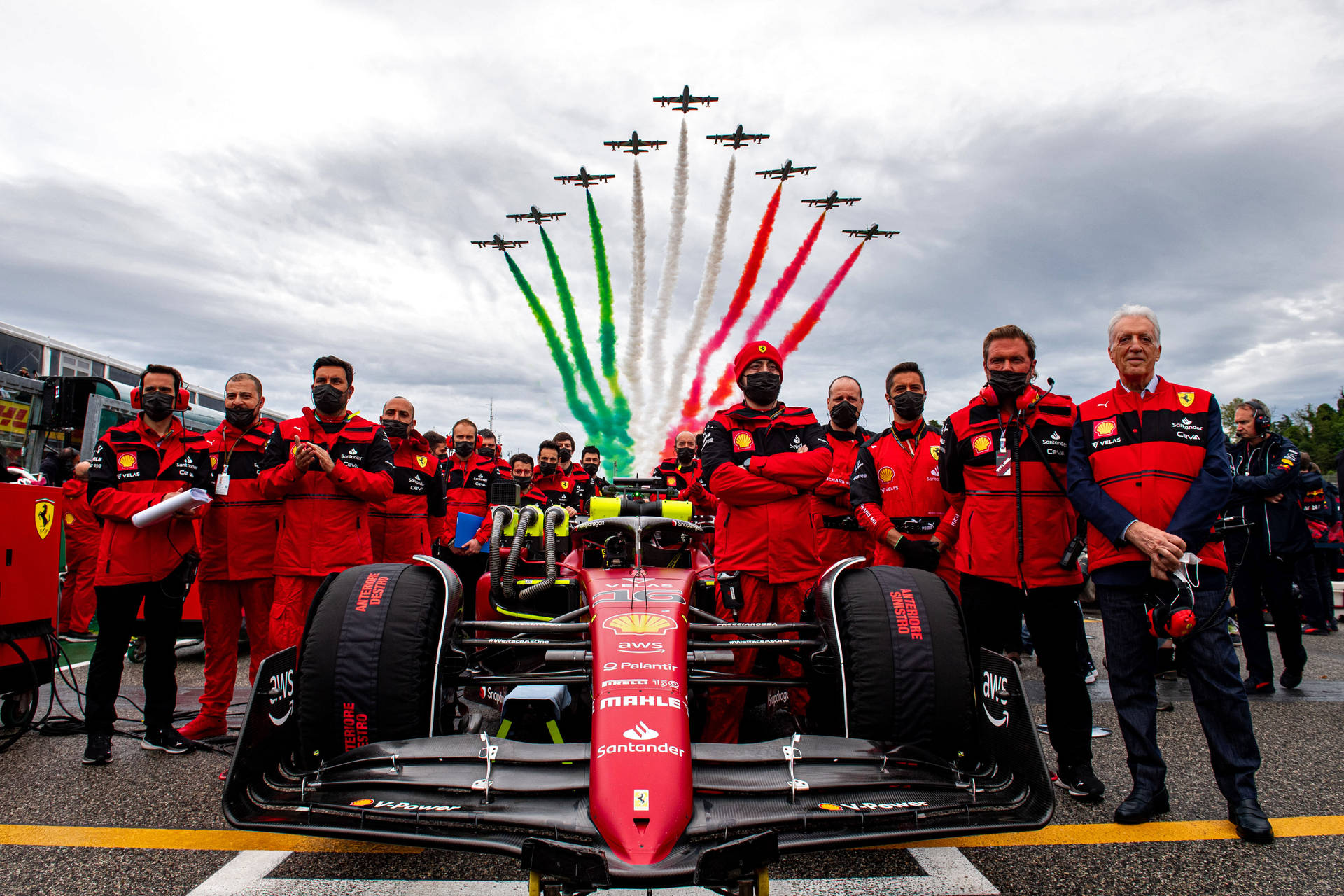 法拉利F1車隊與賽車合影，噴射機帶著義大利國旗顏色飛過頭頂。 — 酷炫F1 壁紙