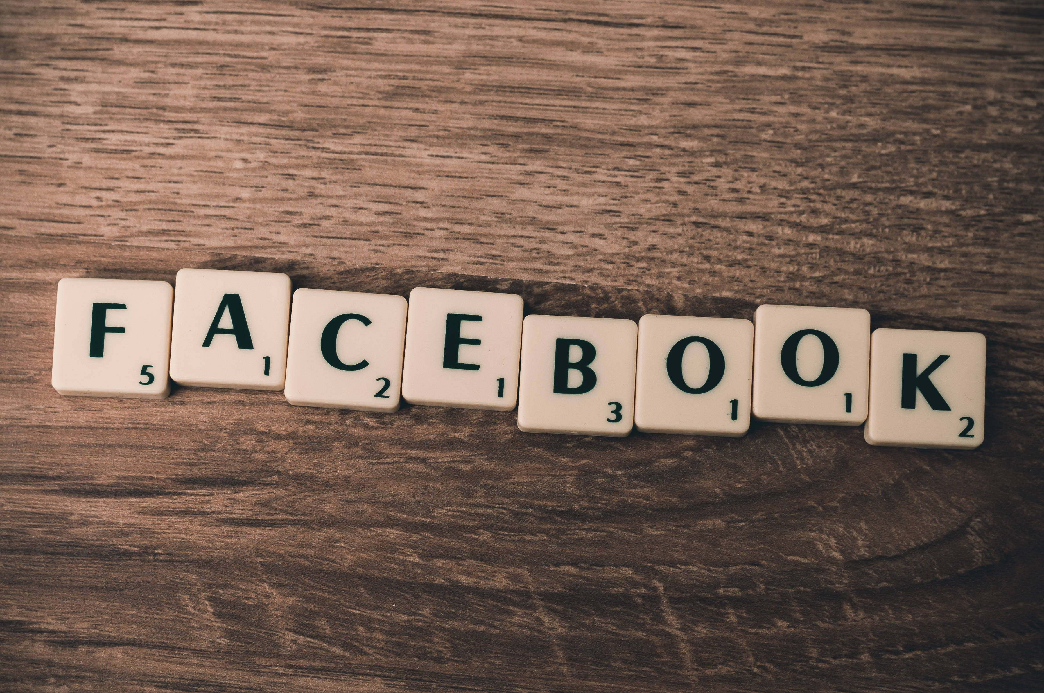 Facebook Cover 桌布 壁紙 — 「facebook」這個字用Scrabble字母磚拼在鄉村風格的木質表面上。