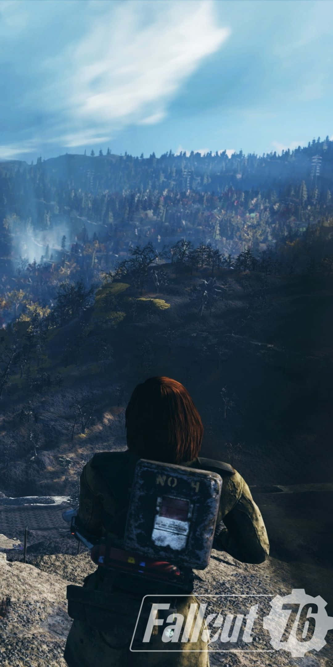 Pixel 3 Fallout 76 桌布 壁紙 — Fallout 76中的孤獨倖存者站在岩石峭壁上，俯瞰著廣闊的森林廢土，天空朦朧湛藍。