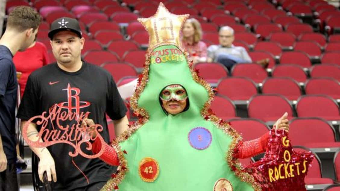 球迷打扮成聖誕樹在球場為休士頓火箭隊加油。 — NBA聖誕節 壁紙