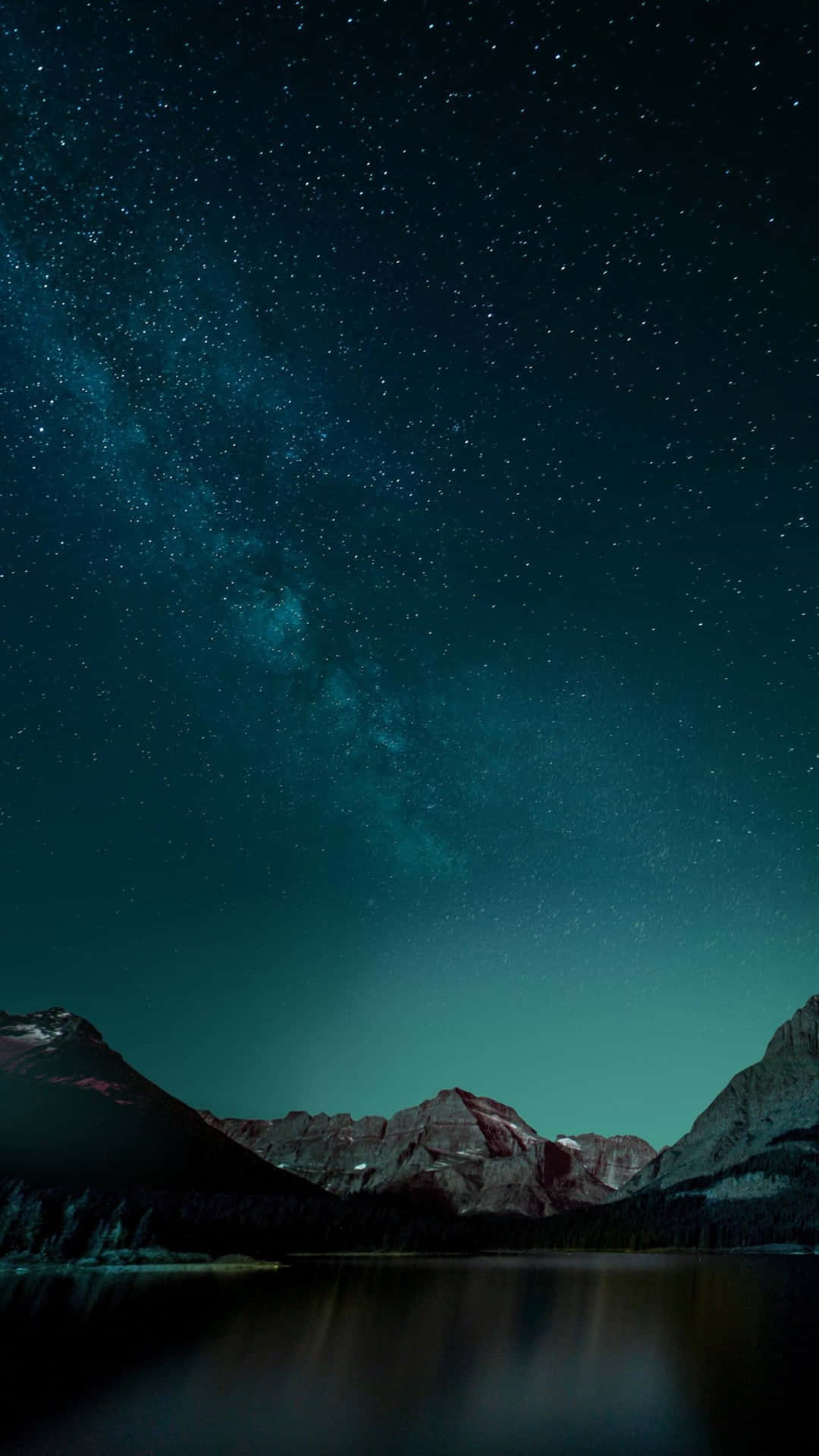  壁紙 — 繁星點點的夜空，銀河拱跨在積雪的山峰之上，倒映在平靜的湖面。