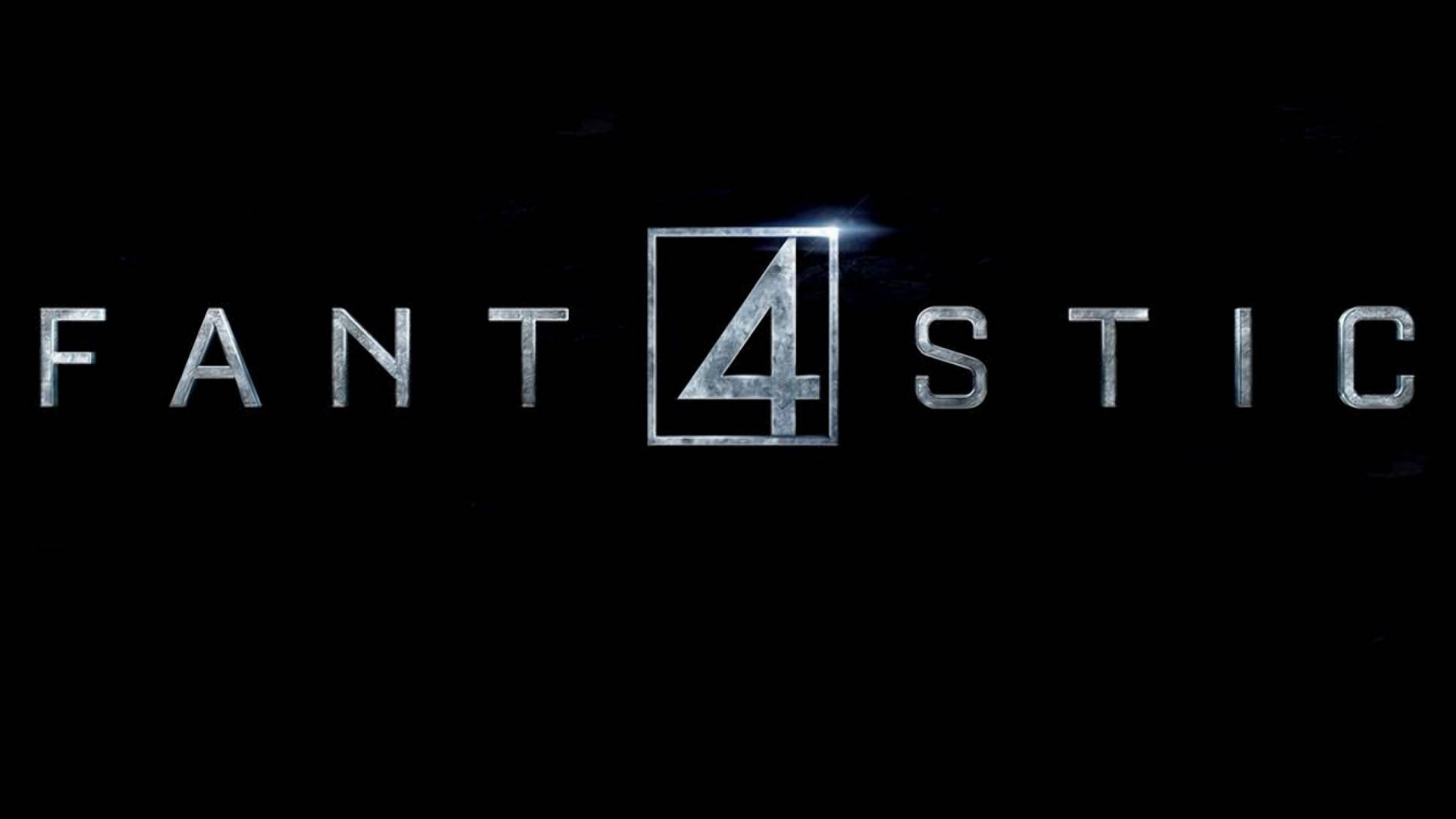 four 桌布 壁紙 — 「FANT4STIC」一詞在黑色背景上以金屬銀色字母發光，數字4上方有明亮的光暈。