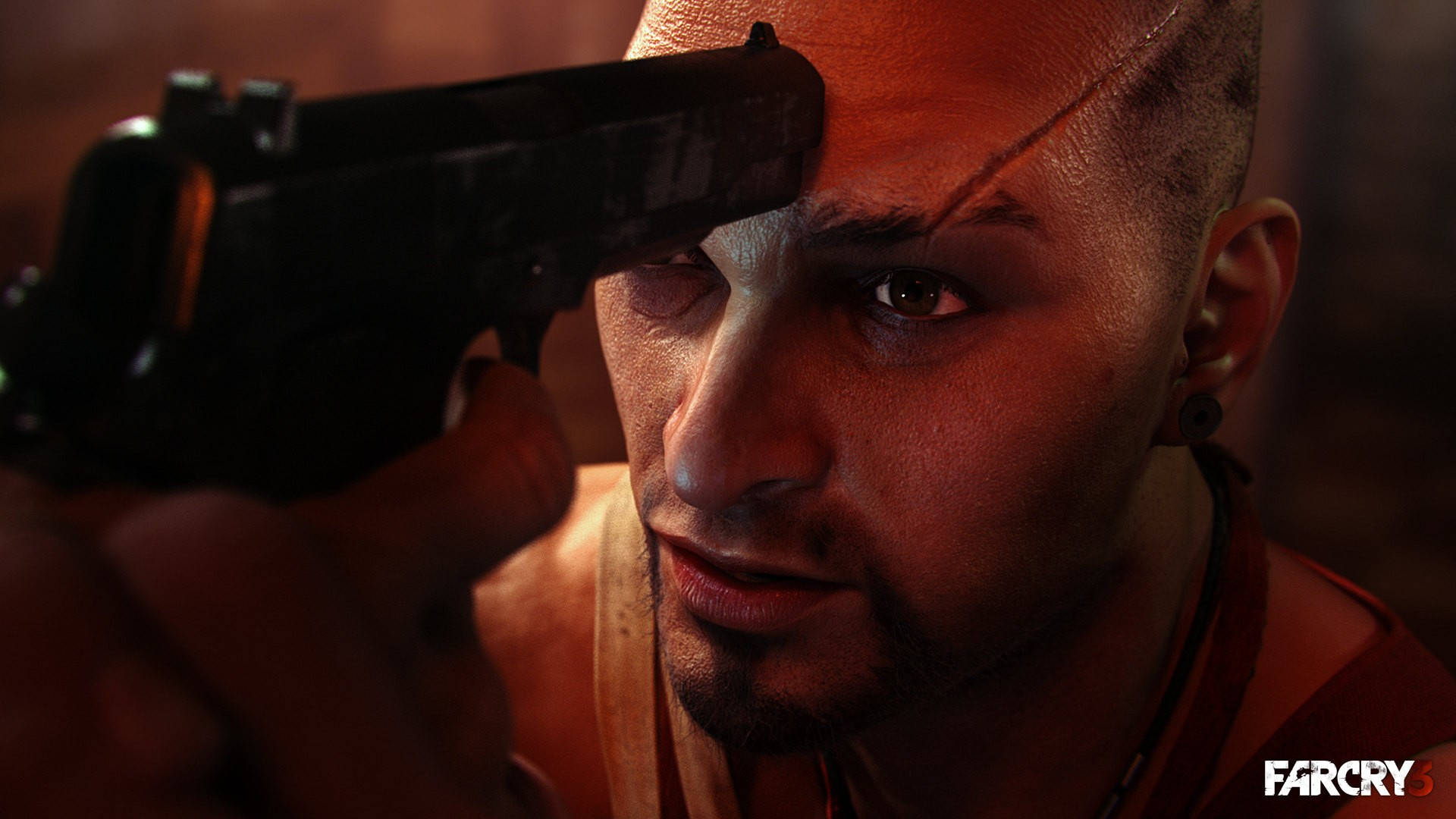 Far Cry 3 桌布 壁紙 — 《Far Cry 6》昏暗場景中，一名男子將槍抵在太陽穴的緊張特寫。