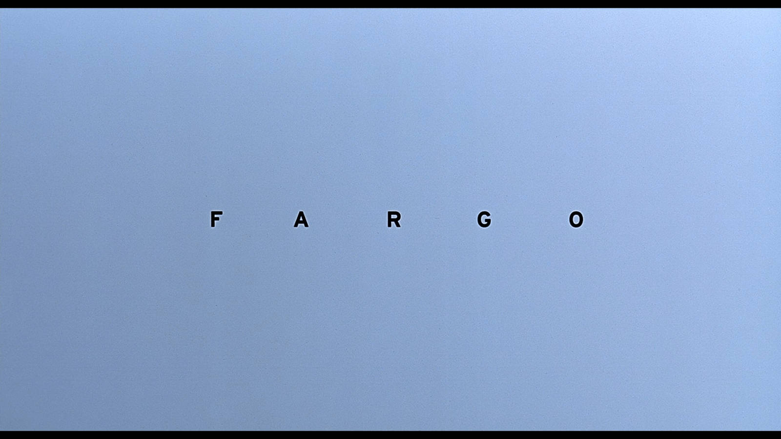 設計 桌布 壁紙 — FARGO 這個詞以粗體黑色字母居中顯示在純淺藍色背景上。