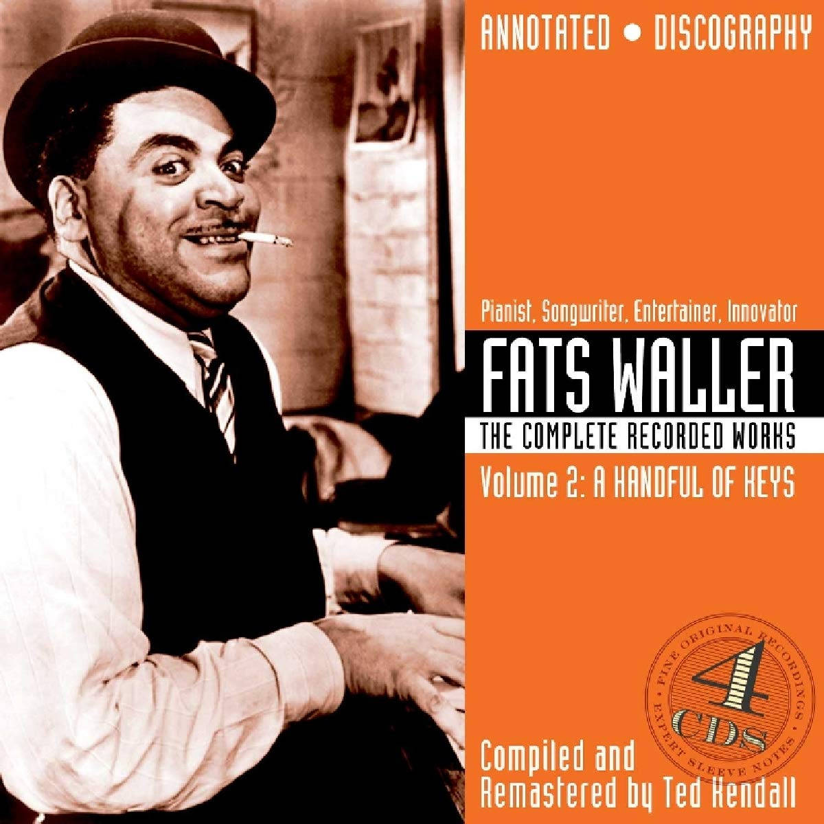 音樂 桌布 壁紙 — Fats Waller 在一張懷舊的棕褐色調照片中，叼著香菸，坐在鋼琴前咧嘴而笑。