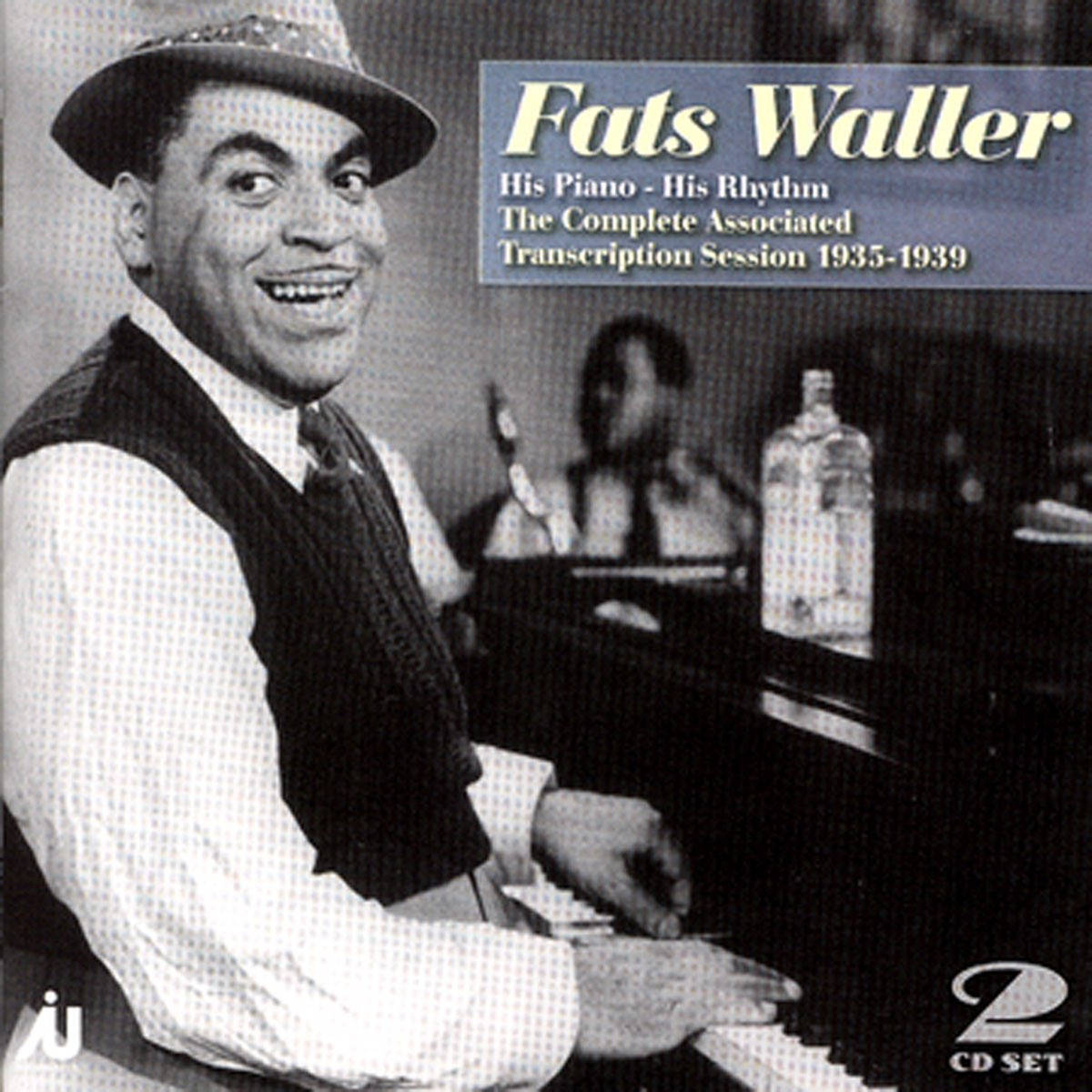 音樂 桌布 壁紙 — Fats Waller 在復古爵士俱樂部彈鋼琴時咧嘴大笑，鋼琴上放著一個瓶子。