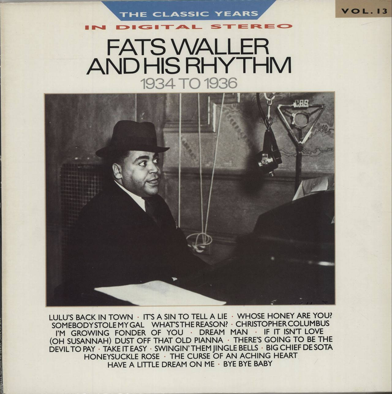 音樂 桌布 壁紙 — Fats Waller 在復古錄音室裡坐在鋼琴前，帶著麥克風和樂譜，露出溫暖的笑容。