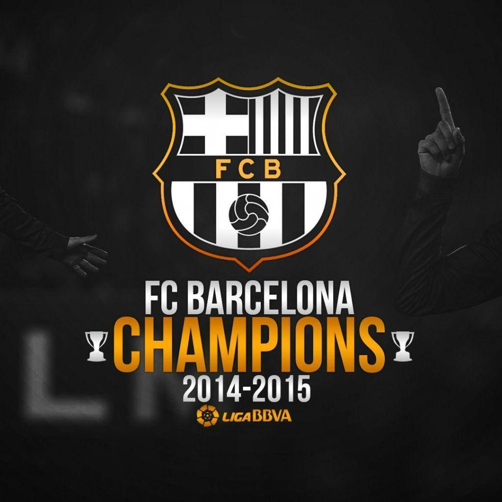 La 桌布 壁紙 — FC Barcelona 2014-2015 冠軍標誌，金色文字和獎盃圖標，背景為深色，帶有模糊的慶祝手勢。
