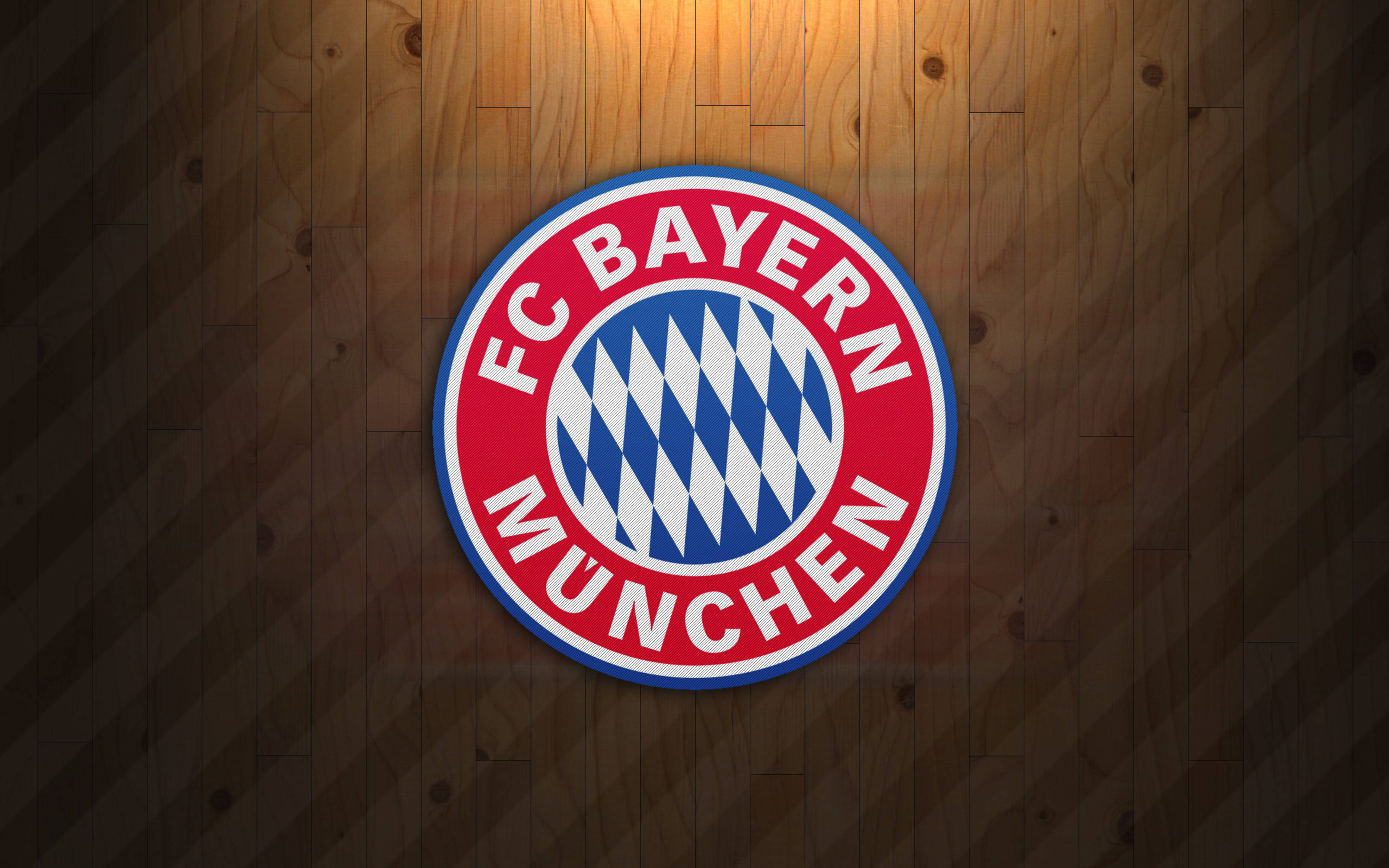 Bayern 桌布 壁紙 — FC Bayern München 標誌在溫暖的木牆上以戲劇性燈光照亮。