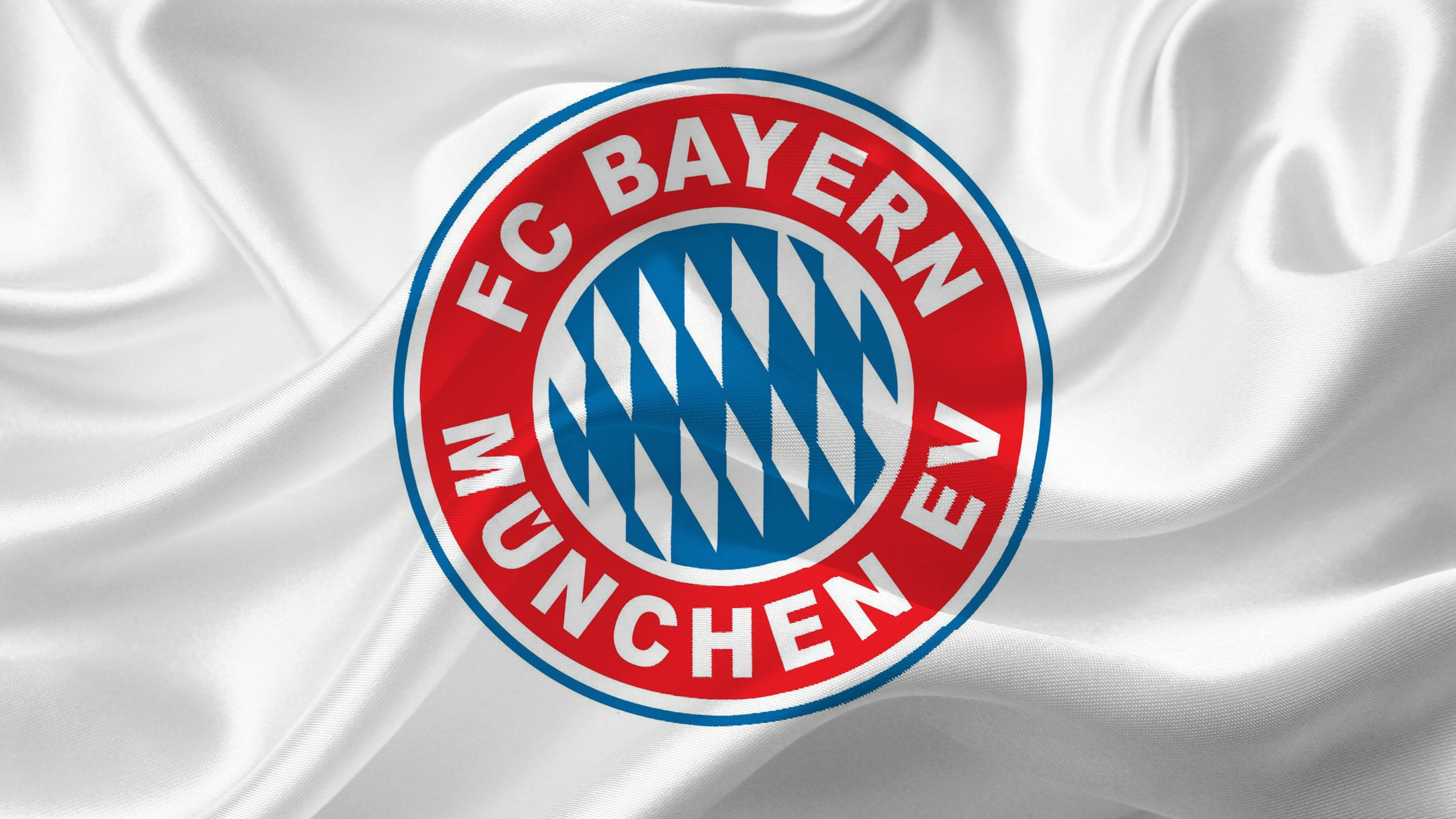 Bayern 桌布 壁紙 — FC Bayern München EV 標誌置中於飄逸的白色緞面旗幟上，帶有紅、藍、白三色。