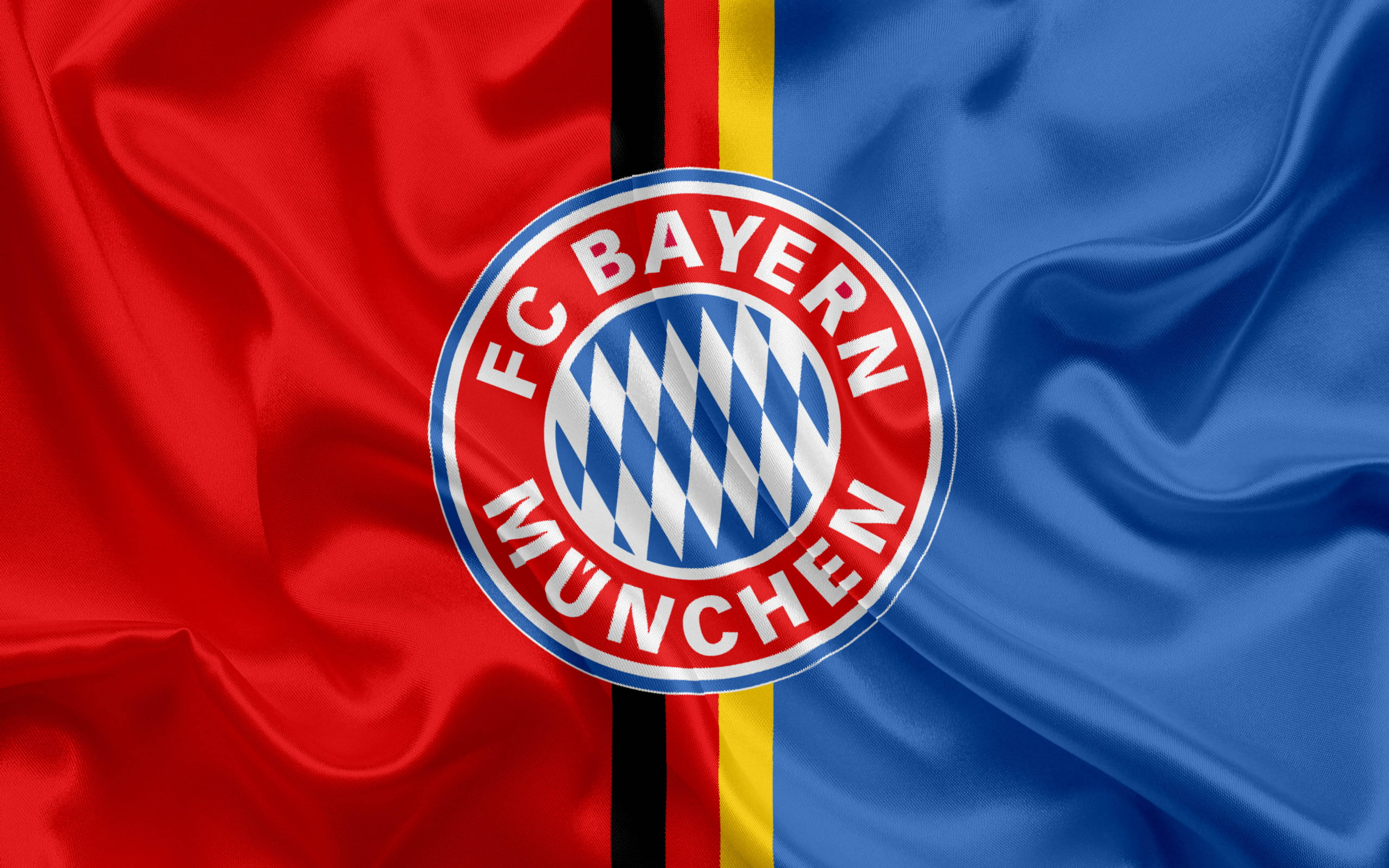 Bayern 桌布 壁紙 — FC Bayern München 標誌居中於飄揚的紅藍旗幟上，帶有黑色和金色條紋。