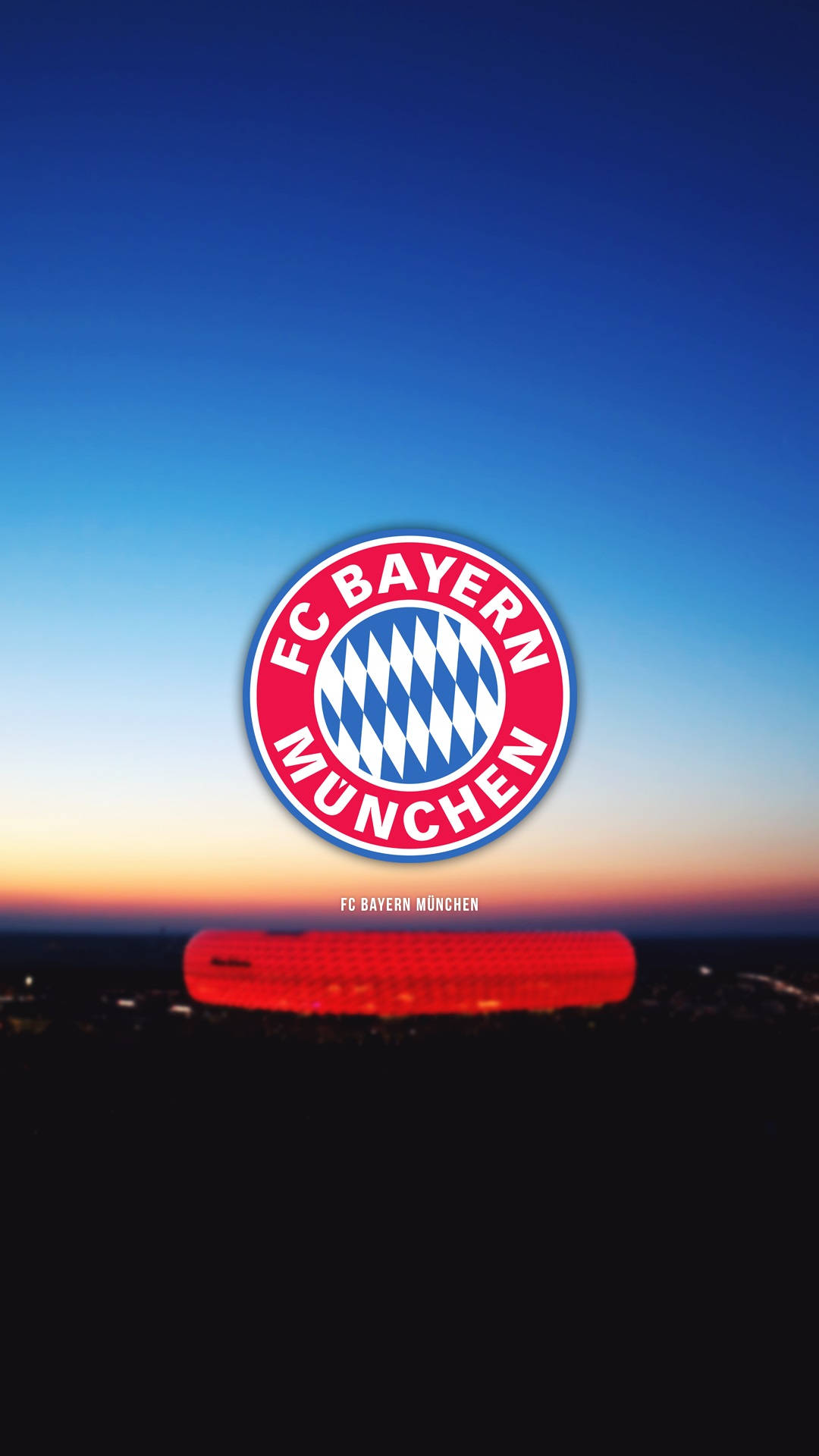 Bayern 桌布 壁紙 — FC Bayern München 標誌在暮色中於紅色球場上方發光，背景為漸變天空。