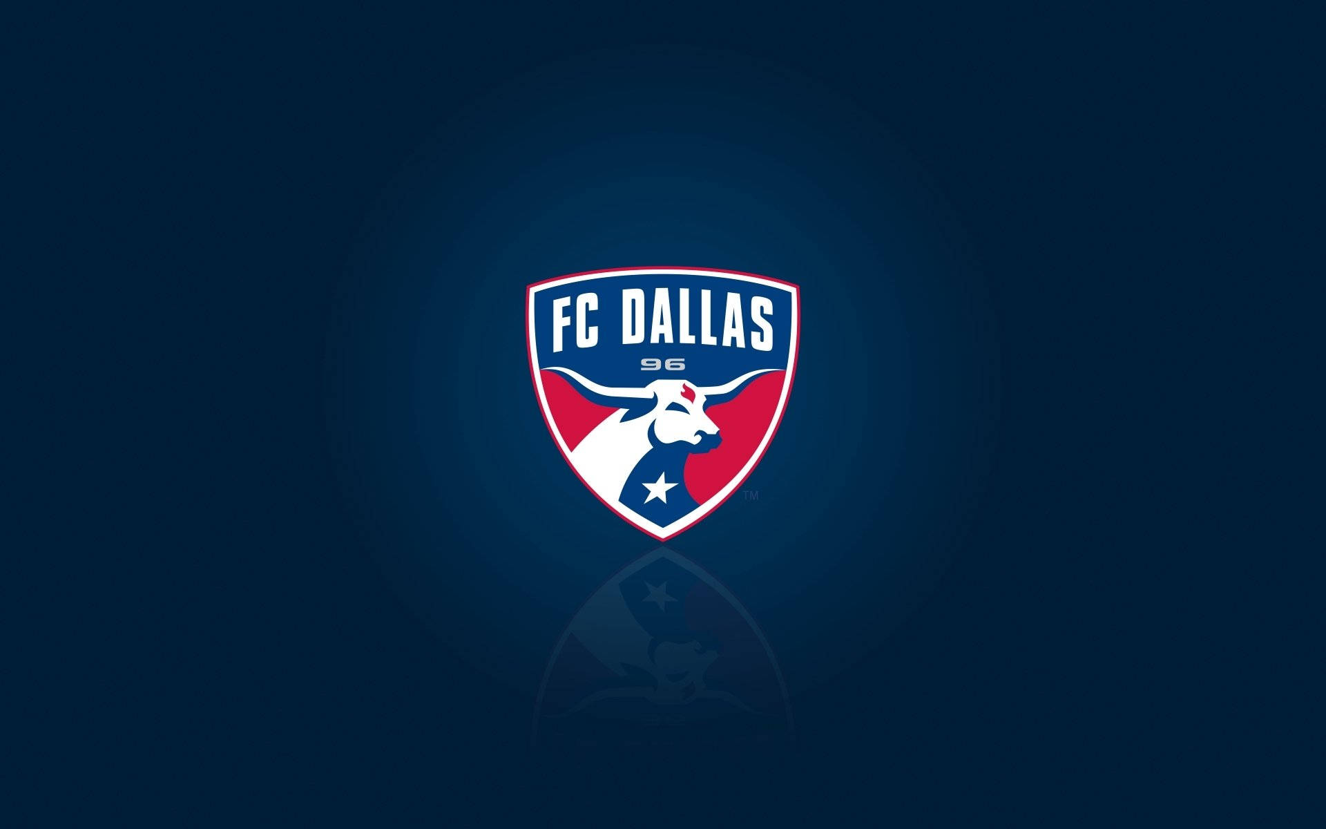 運動 桌布 壁紙 — FC Dallas 標誌盾牌，中央有長角牛和星星，深藍色漸變背景帶有微妙反射。